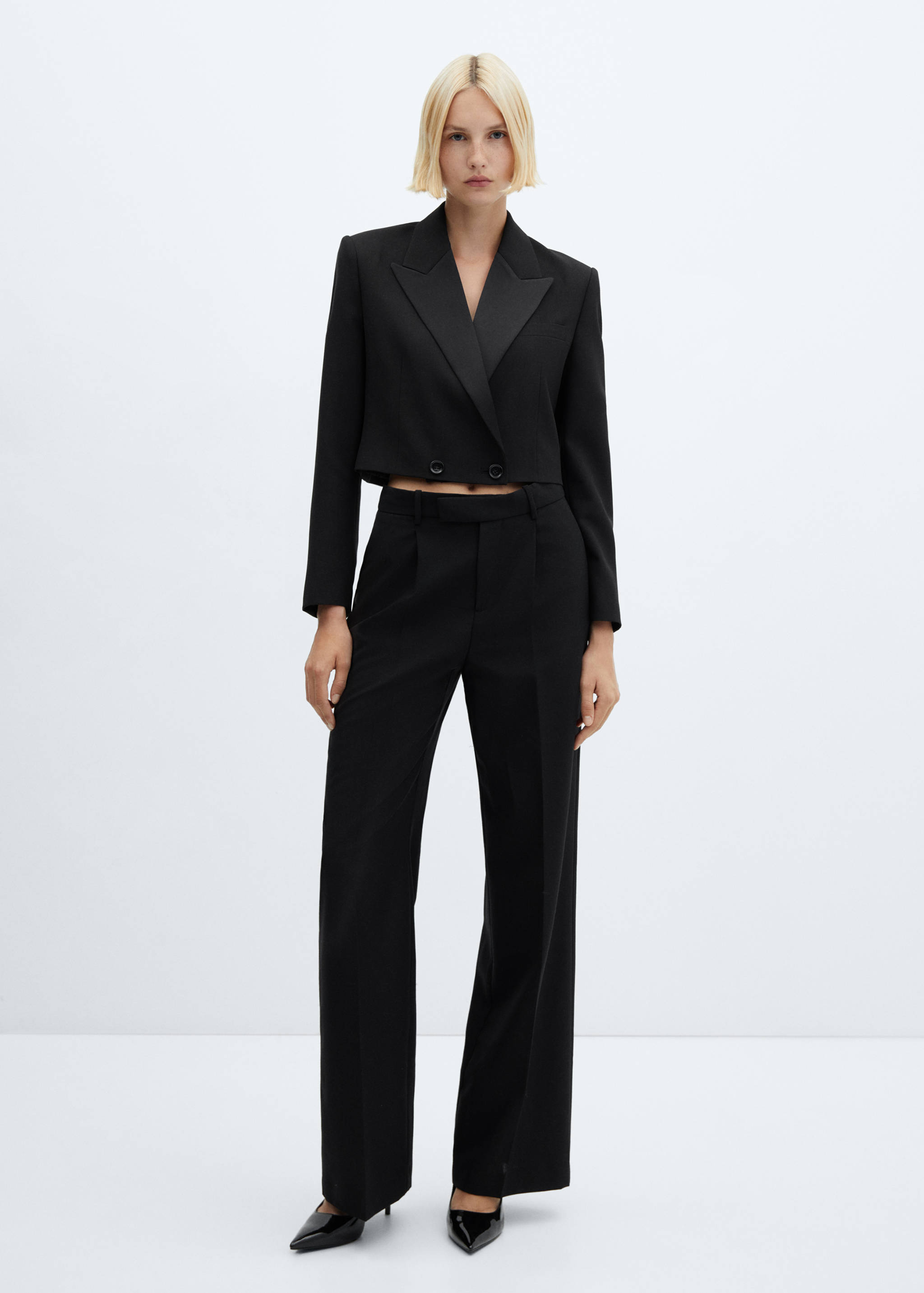 Укороченный пиджак с атласными деталями - Общий план