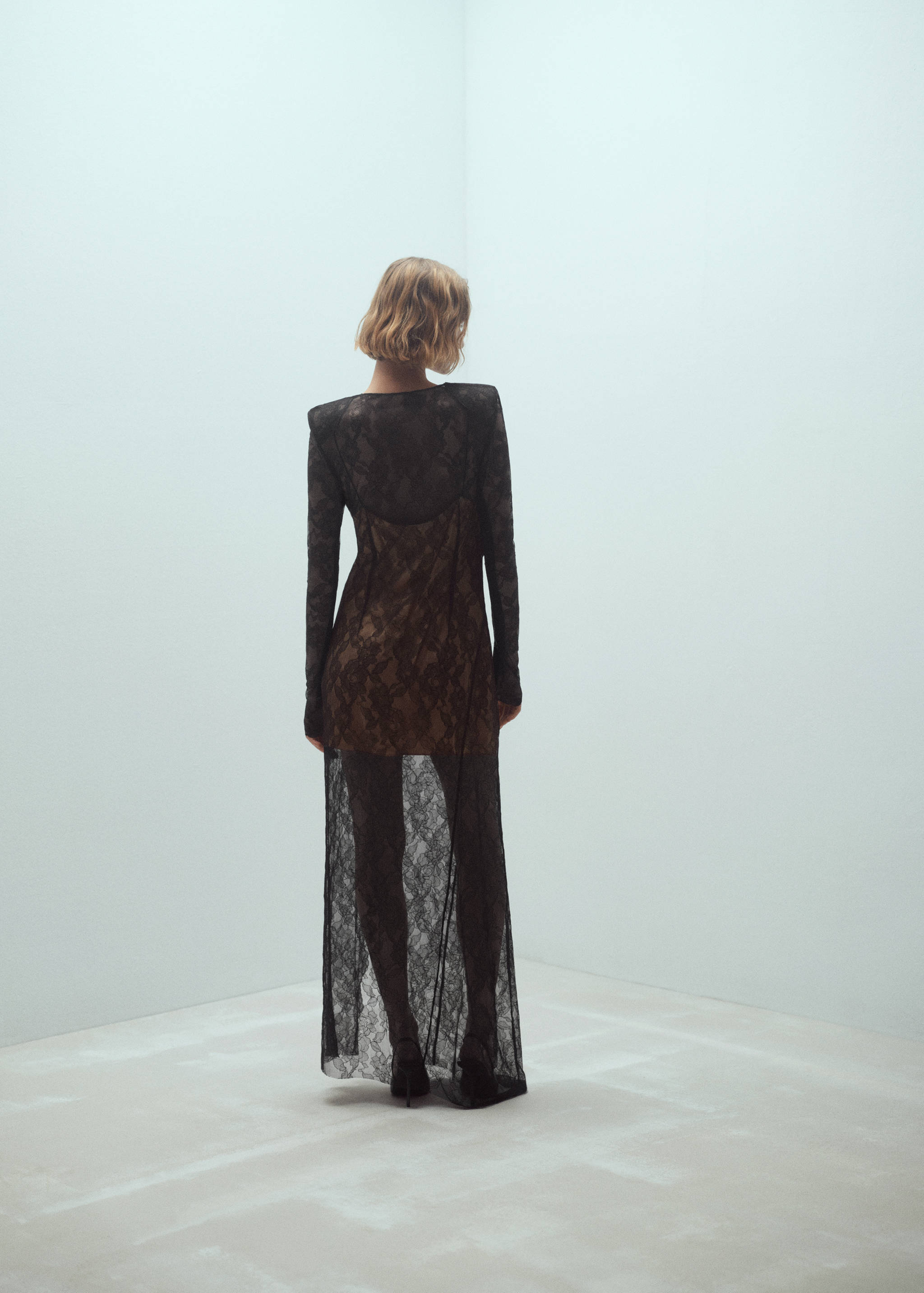 Lace dress with flower detail - Reverse of the article