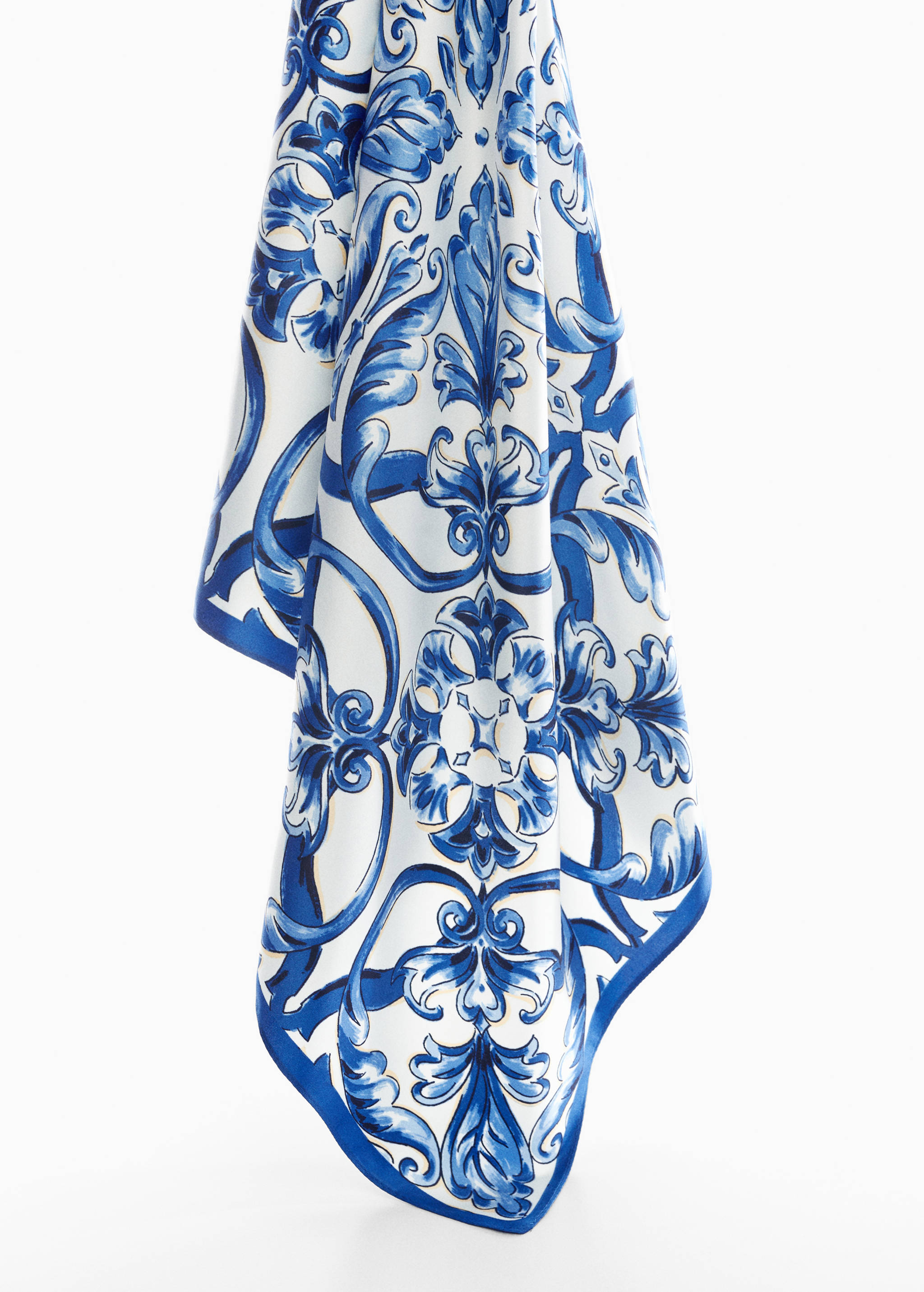 Pañuelo satinado estampado - Plano medio