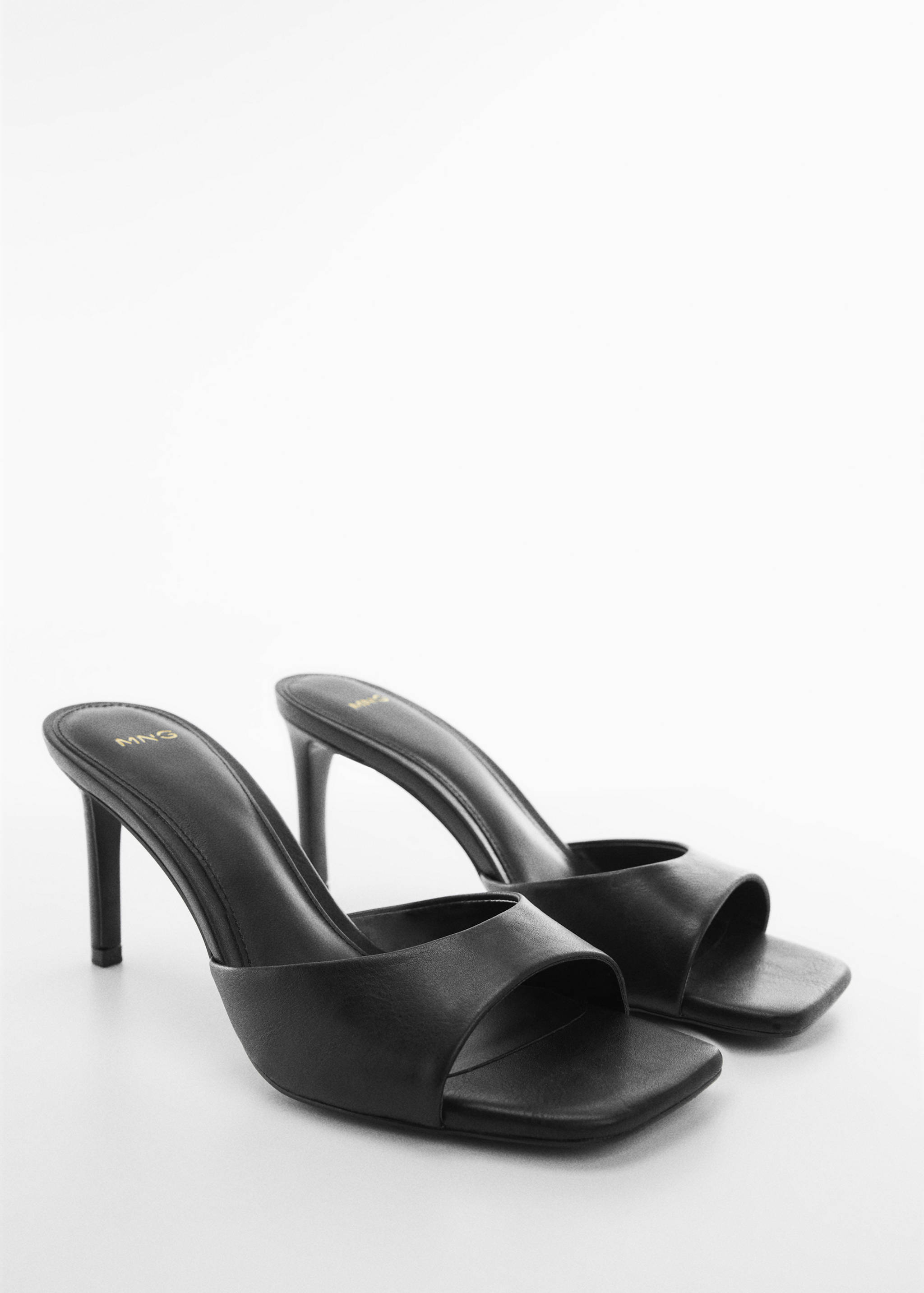 Босоножки с ремешком - Средний план