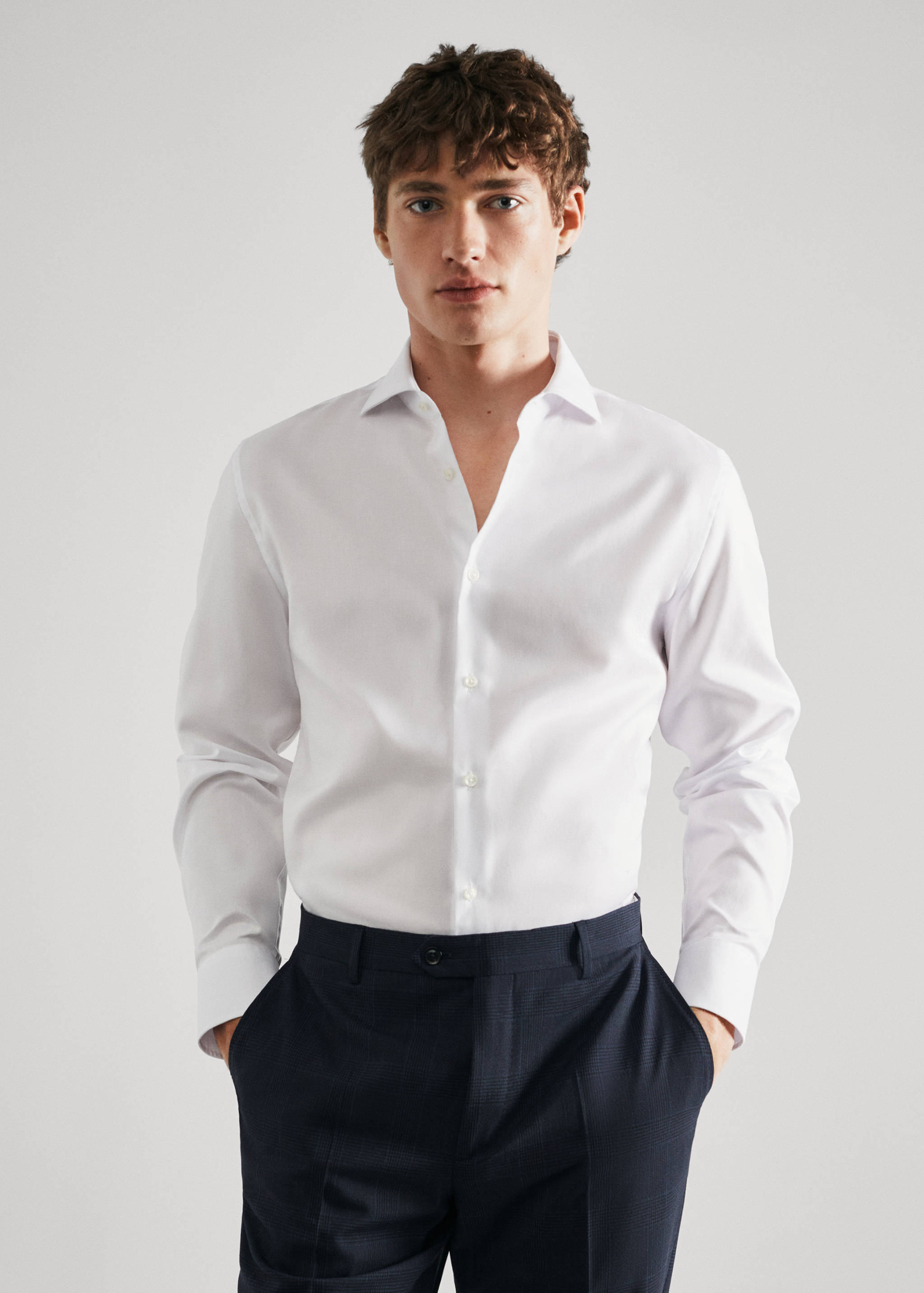 Chemise costume slim-fit coton structurée - Plan moyen