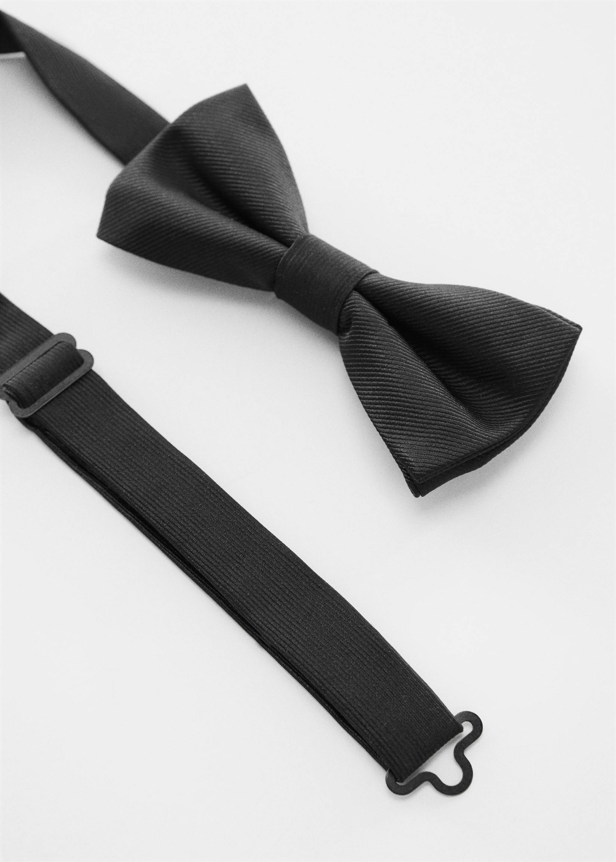 Textured bow tie - Середній план
