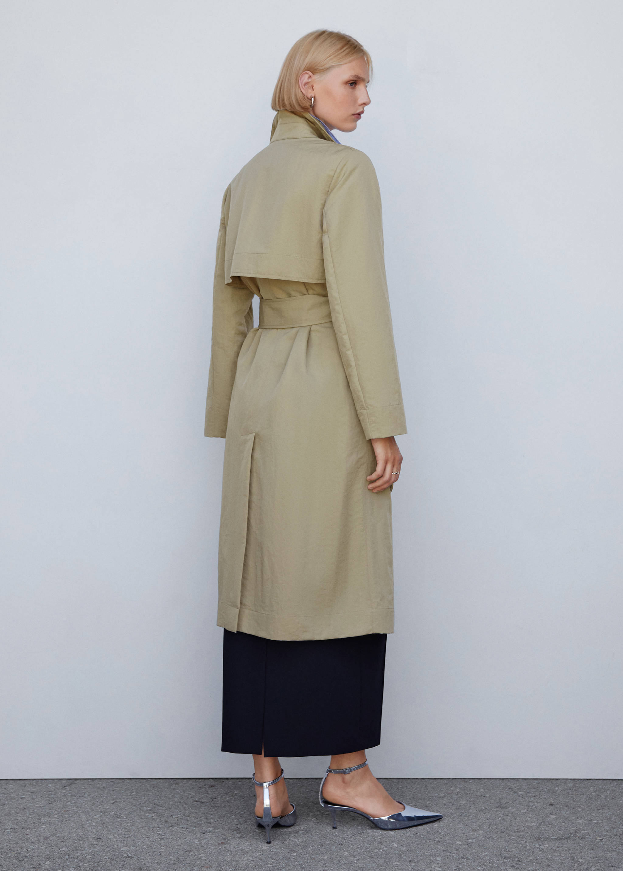 Fluid trench coat with tie - Reverse of the article