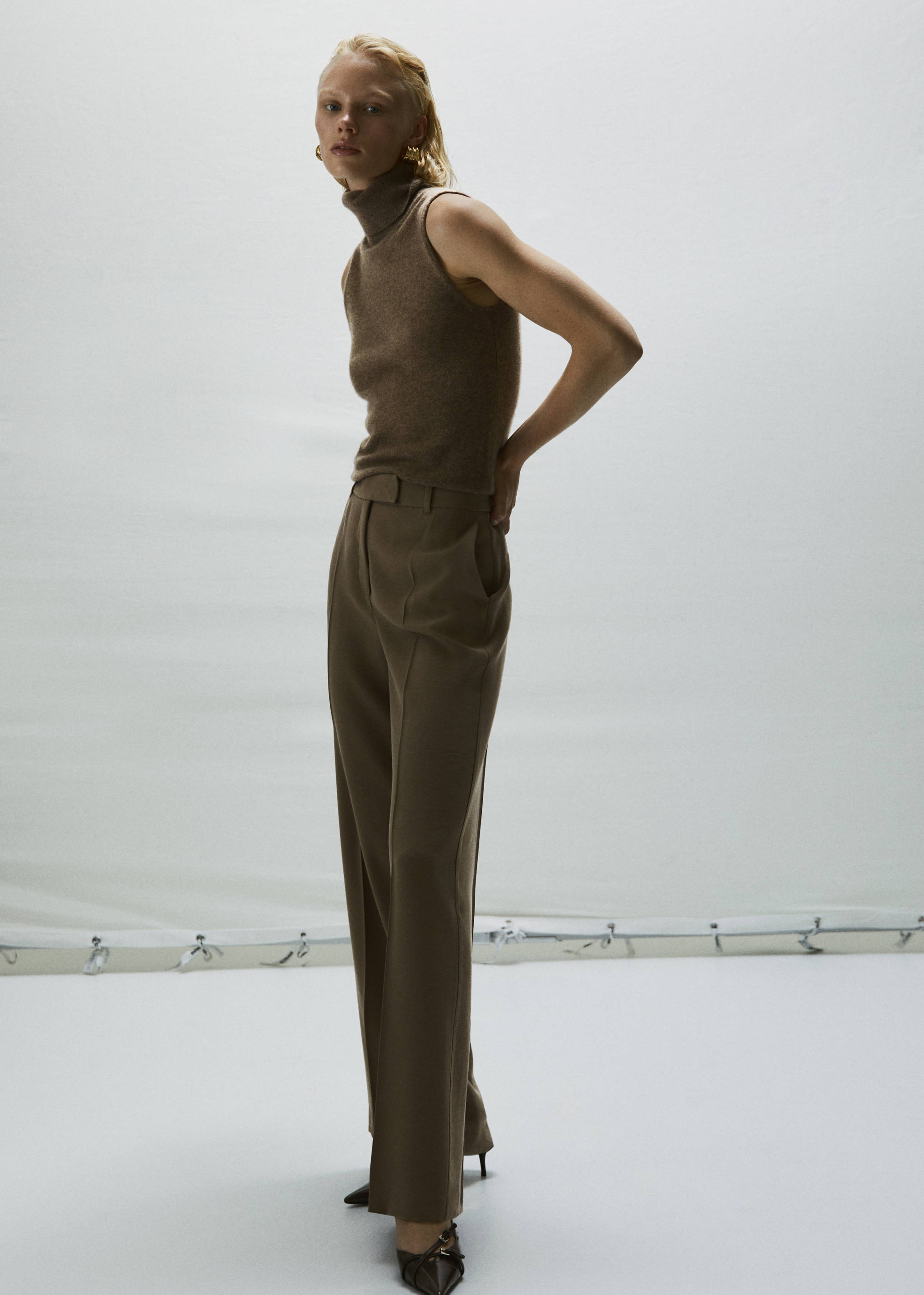Low-waist wide leg trousers - Details of the article 7