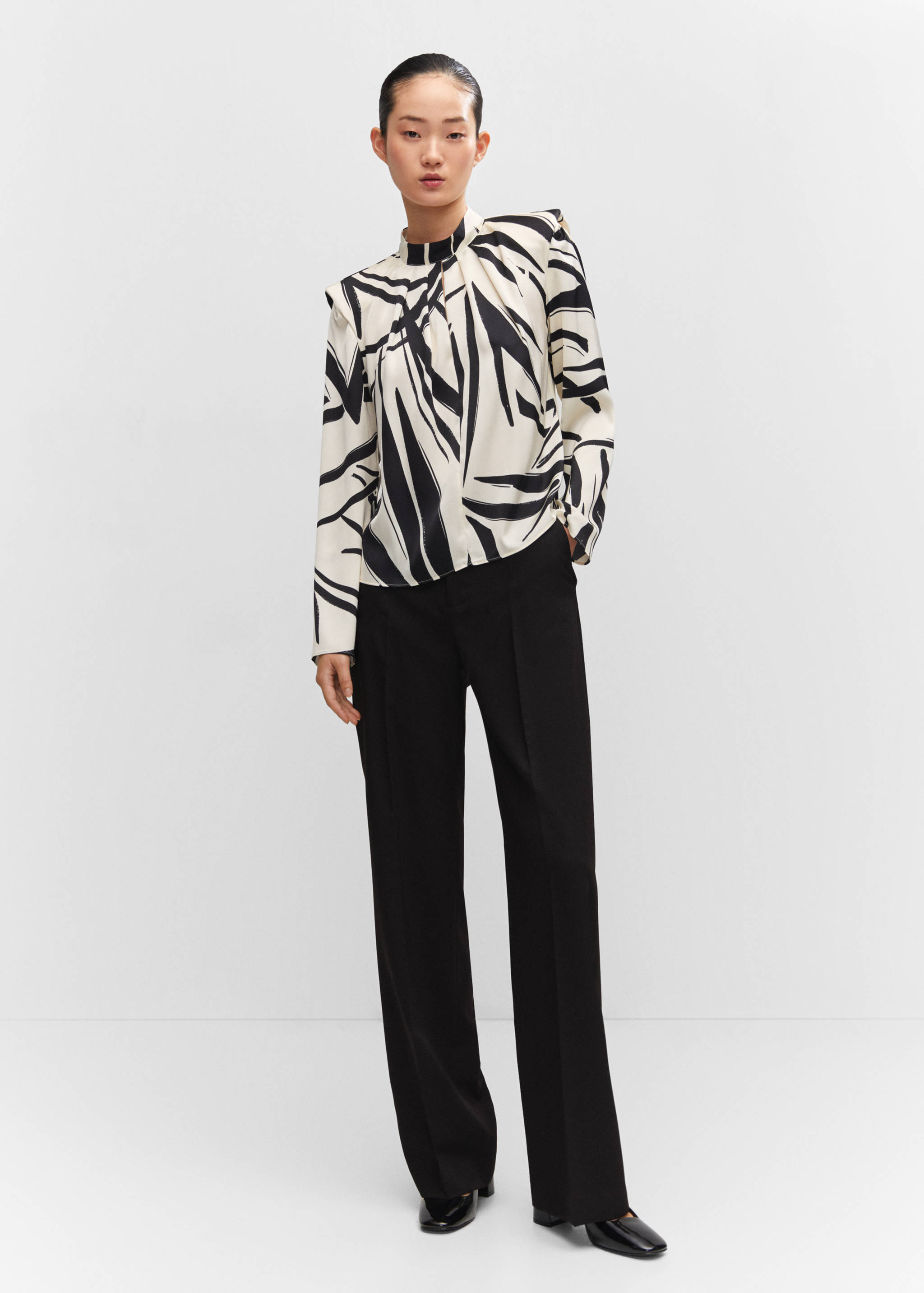 Блузка с принтом и подплечниками - Общий план