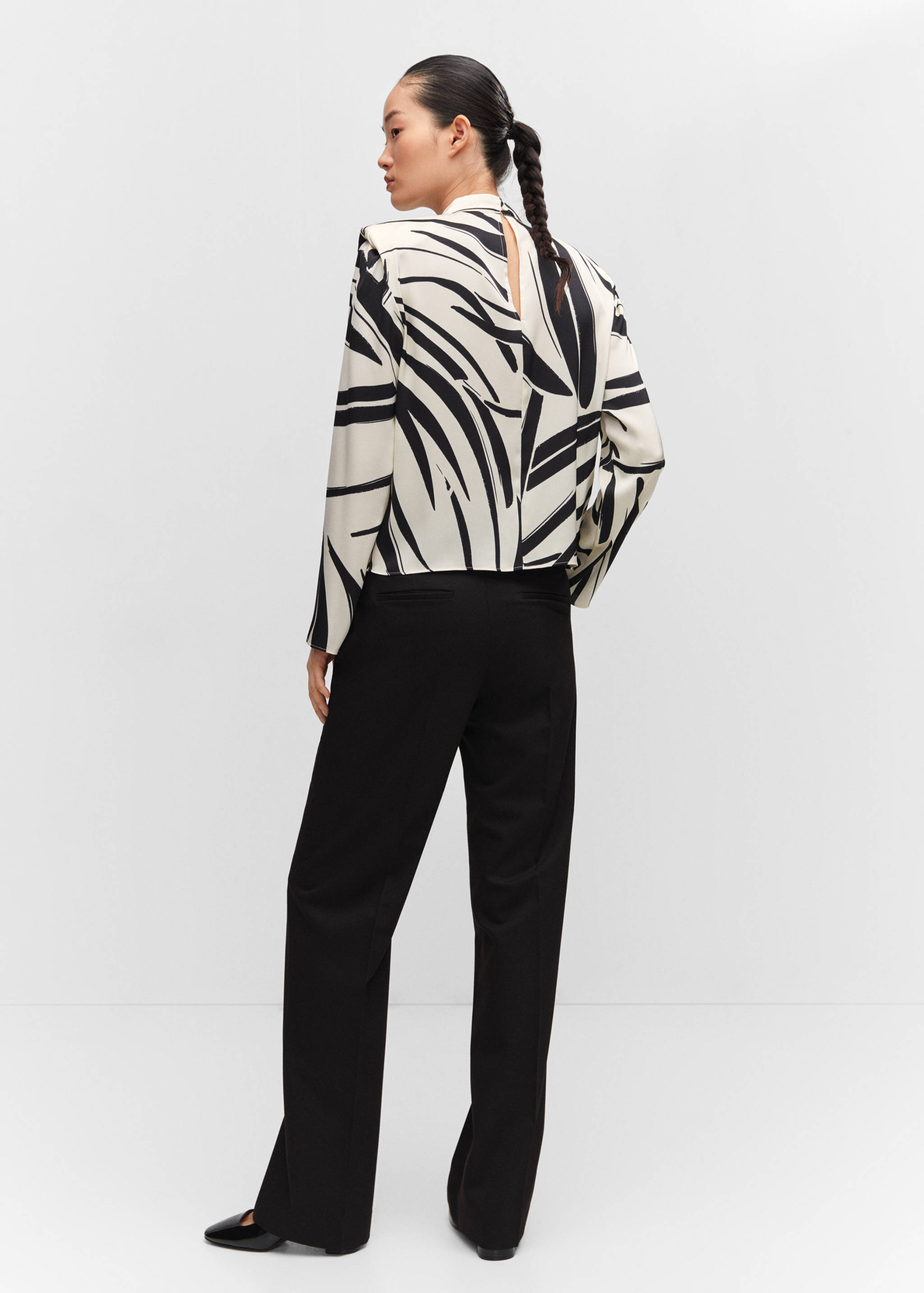 Блузка с принтом и подплечниками - Обратная сторона изделия