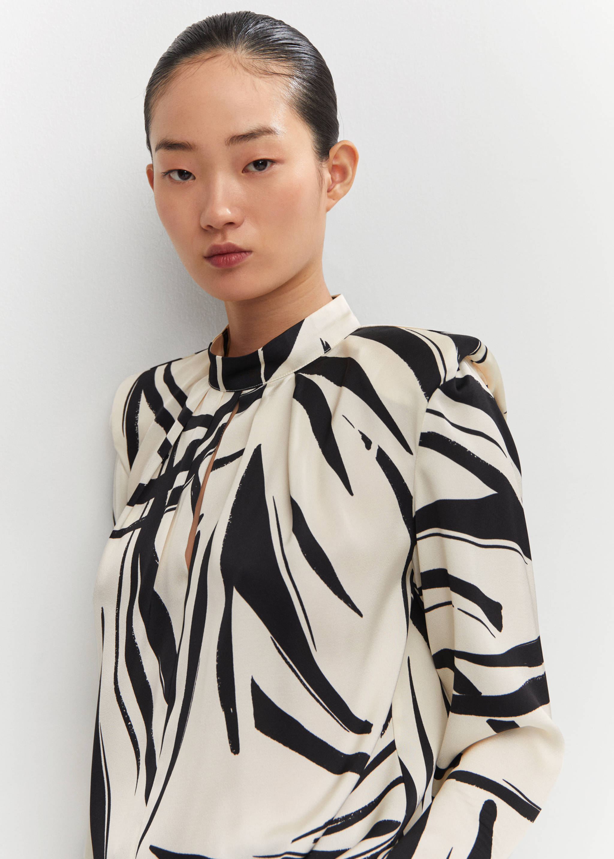 Блузка с принтом и подплечниками - Деталь изделия 1