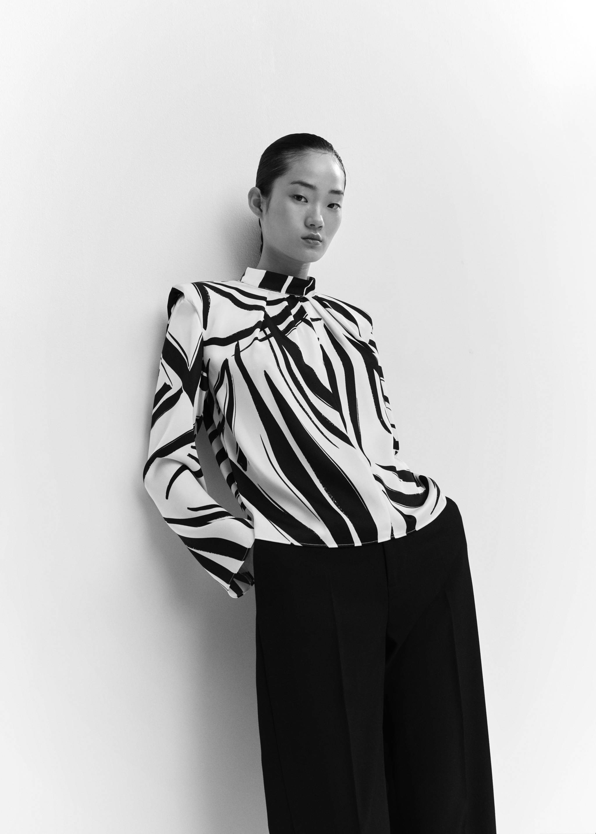 Блузка с принтом и подплечниками - Деталь изделия 2