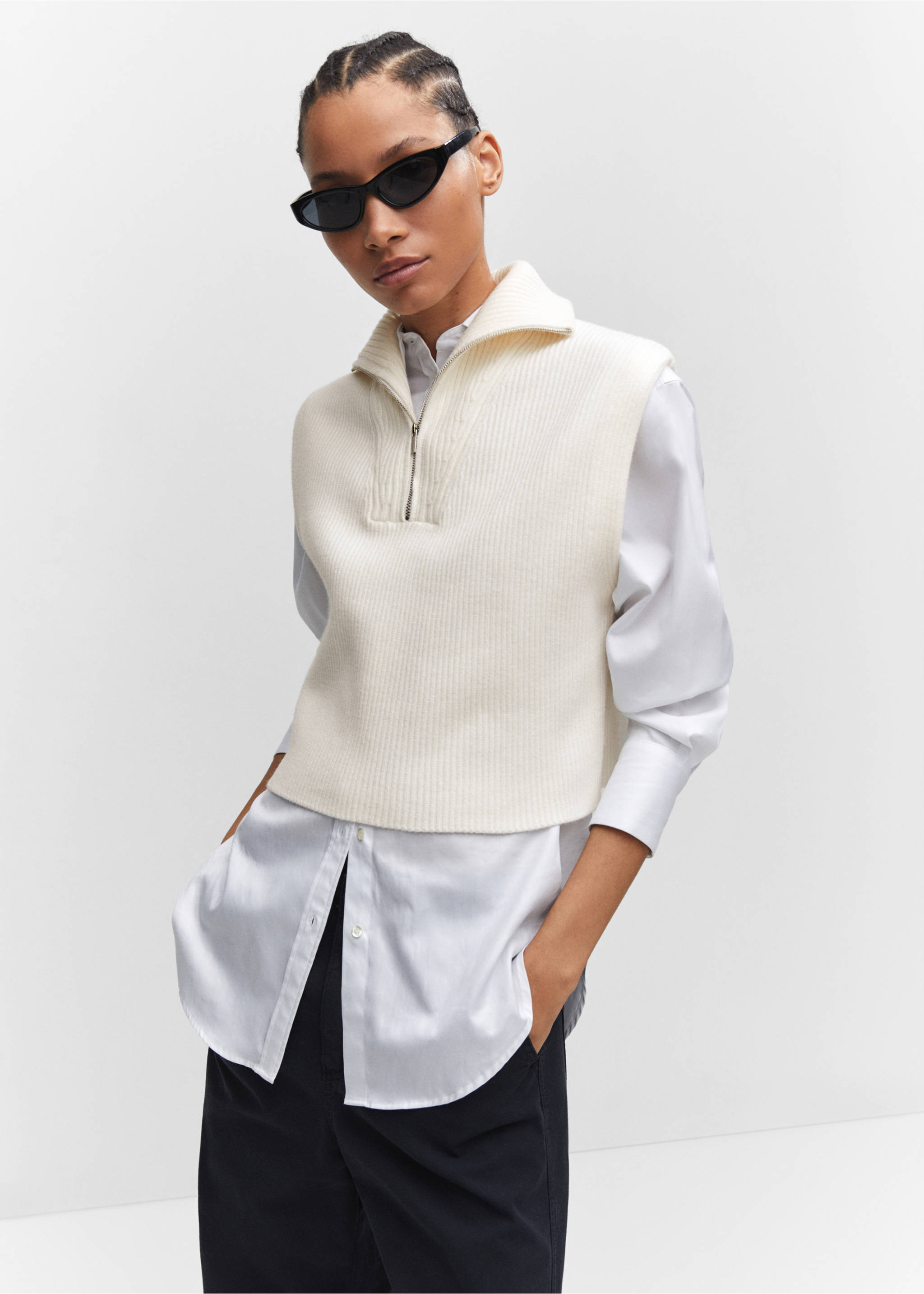 Knitted gilet with zip - Medium plane, Ecru. Ref: 57024397-00.