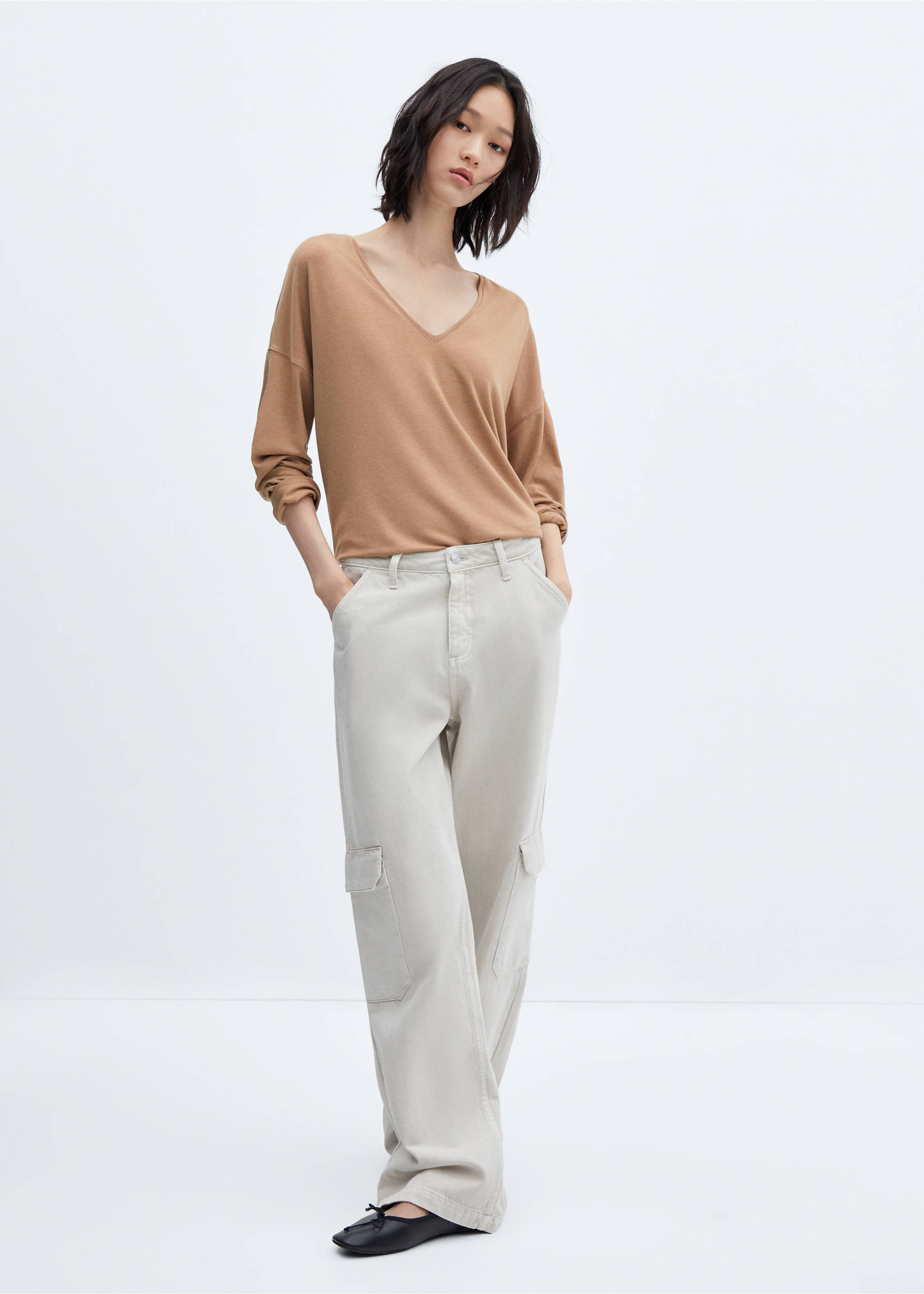 Long-sleeved V-neck T-shirt - Общий план, Коричневый средний. Ref: 57025956-00.