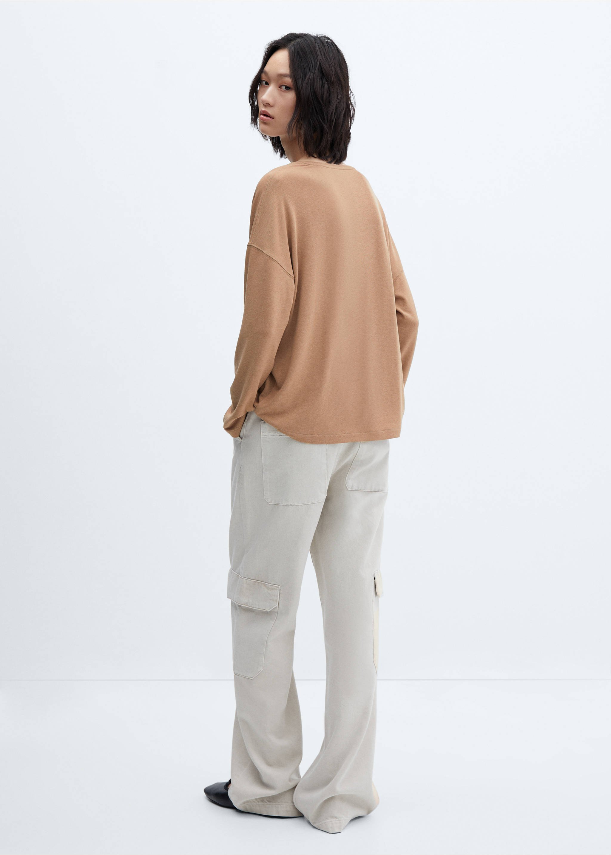Long-sleeved V-neck T-shirt - Обратная сторона изделия, Коричневый средний. Ref: 57025956-00.