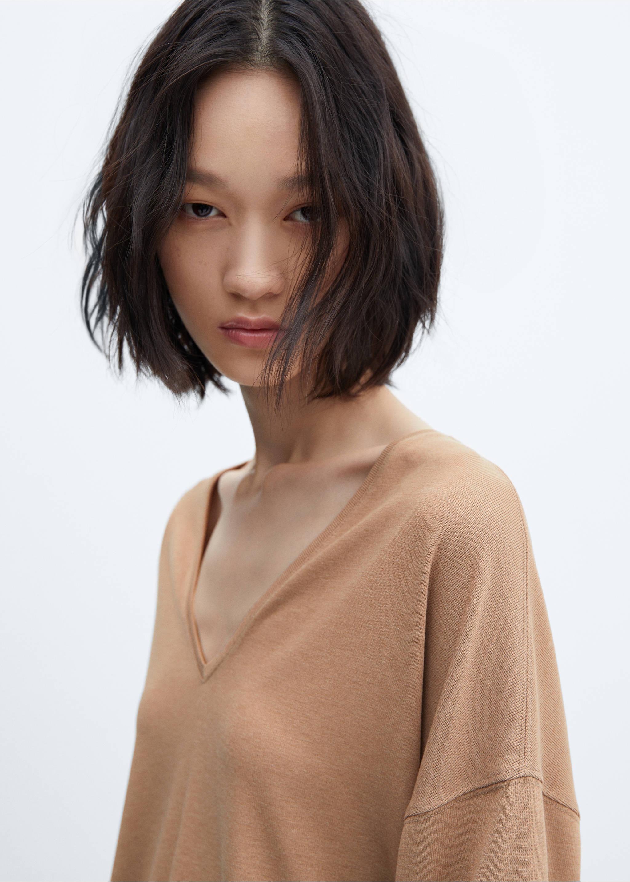 Long-sleeved V-neck T-shirt - Деталь изделия 1, Коричневый средний. Ref: 57025956-00.