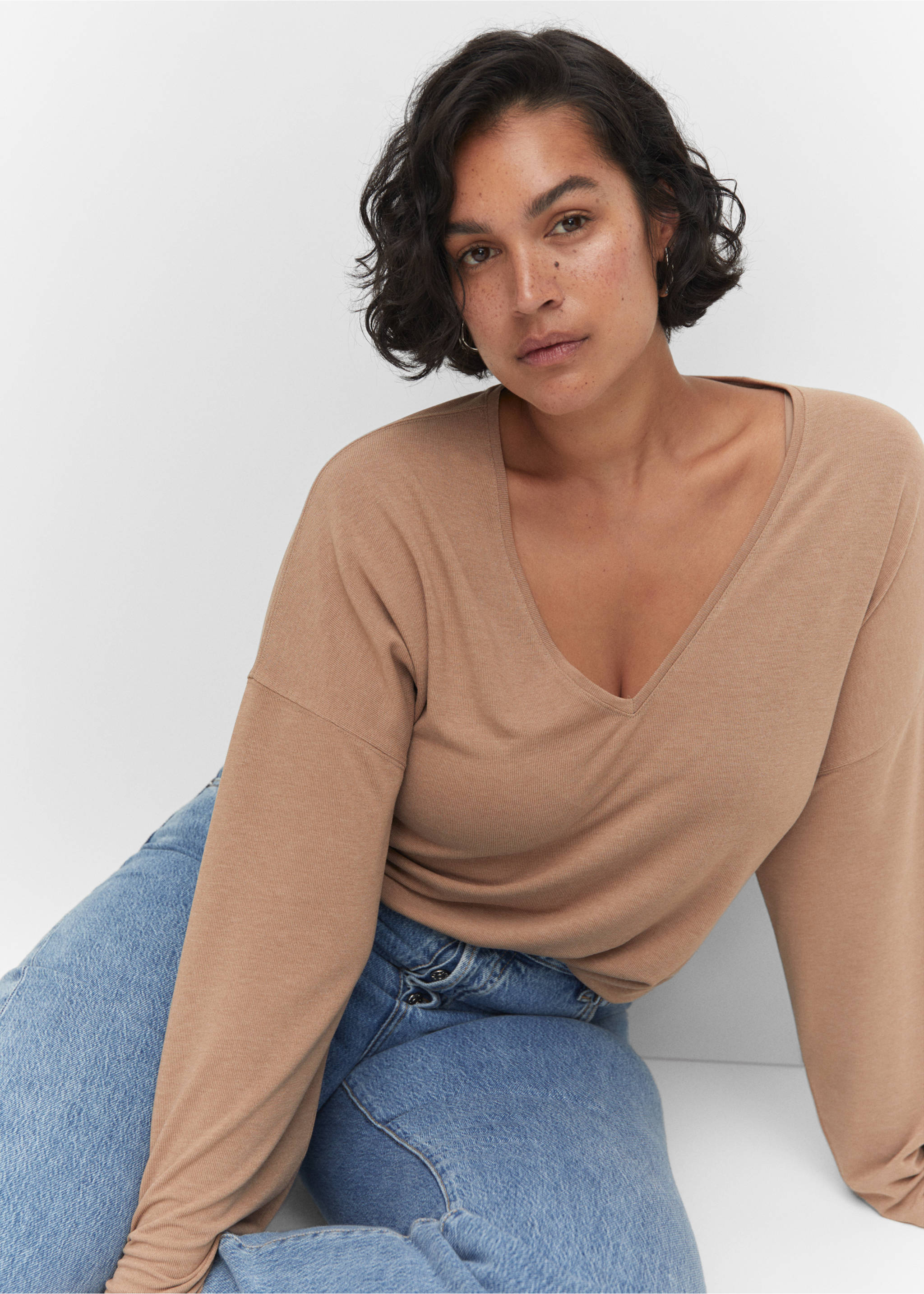 Long-sleeved V-neck T-shirt - Деталь изделия 4, Коричневый средний. Ref: 57025956-00.