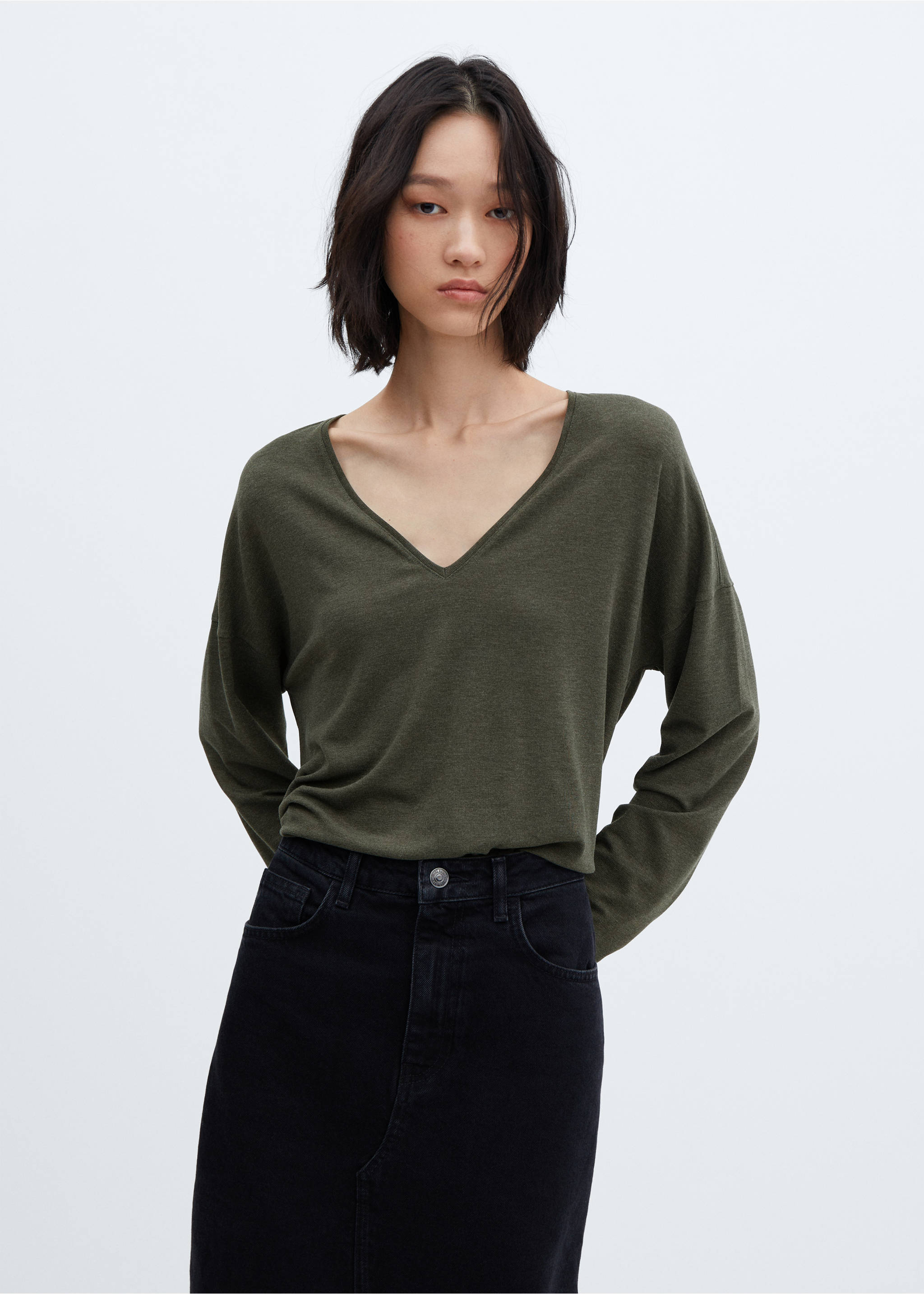 Long-sleeved V-neck T-shirt - Средний план, Хаки. Ref: 57025956-00.