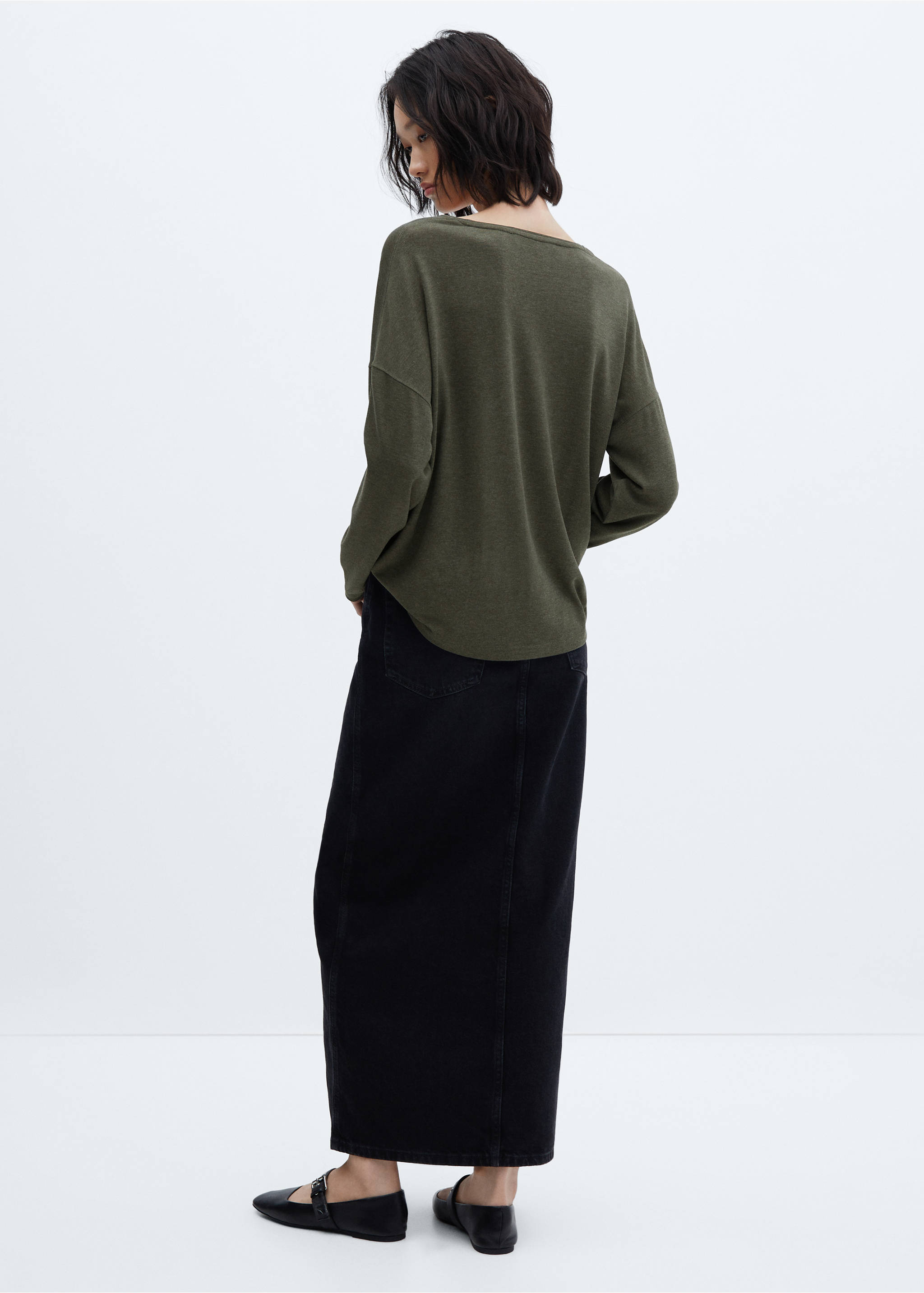 Long-sleeved V-neck T-shirt - Обратная сторона изделия, Хаки. Ref: 57025956-00.