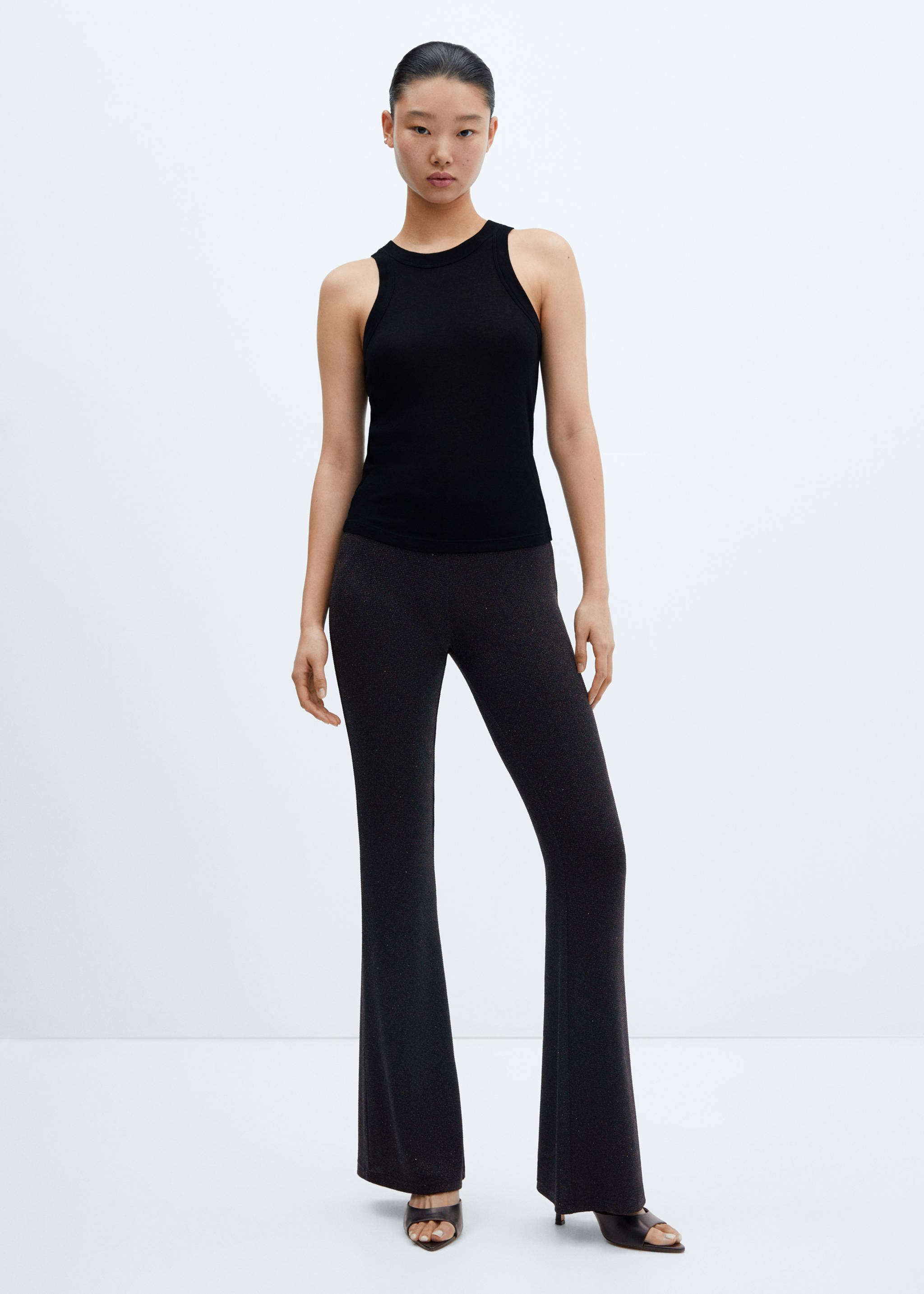 Блестящие брюки flare - Общий план