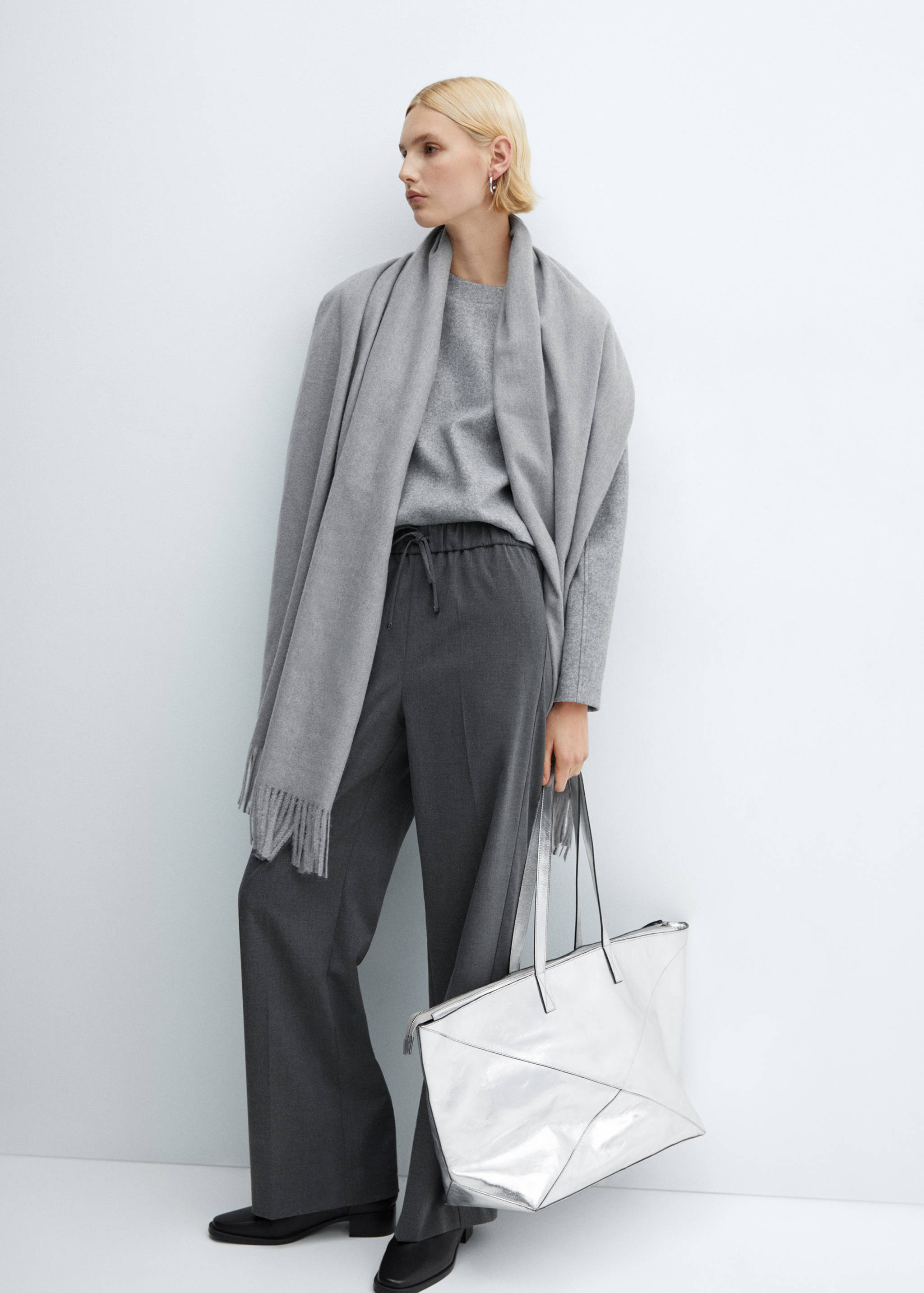 Wide leg trousers with elastic waist - Details of the article 2