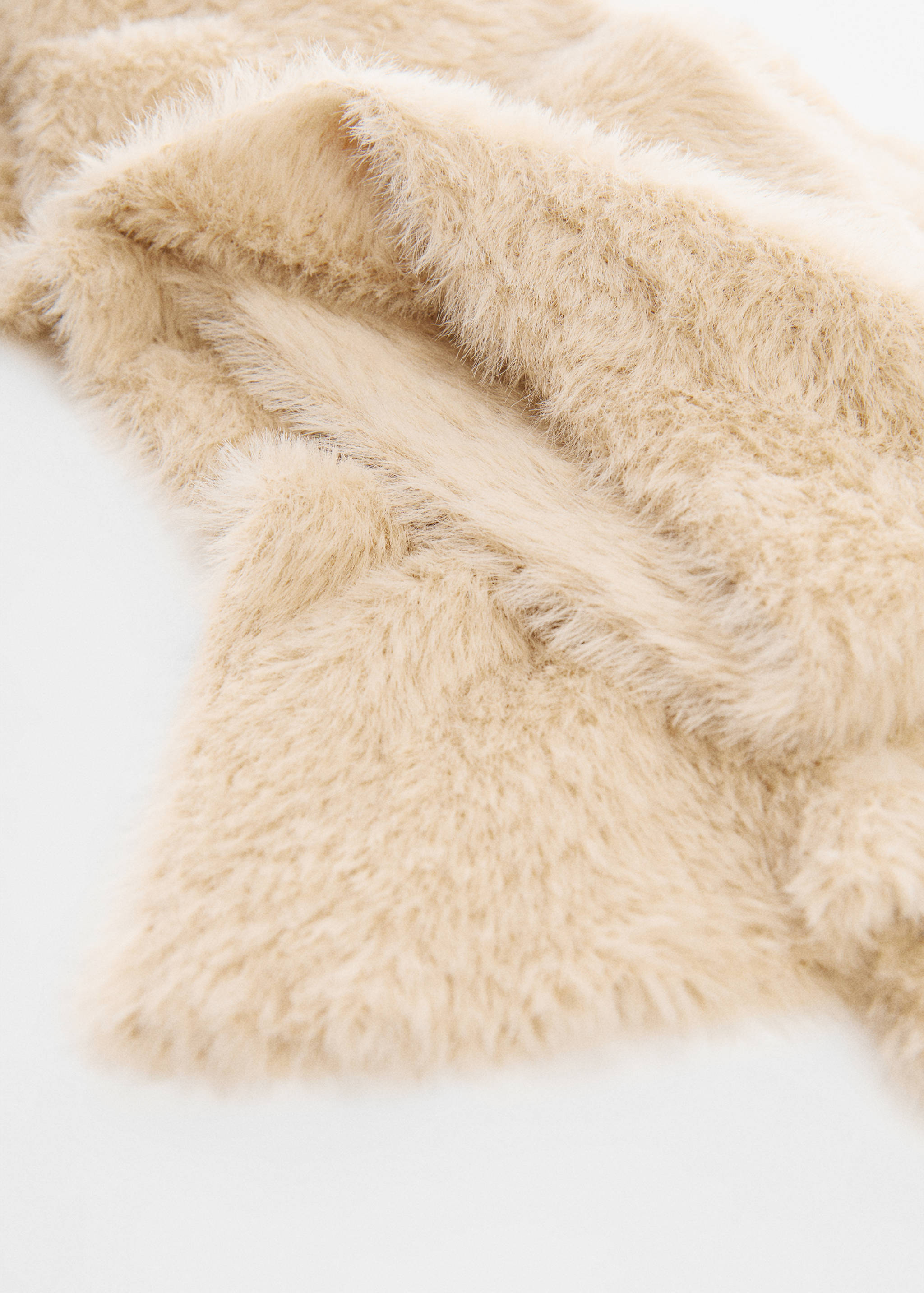 Écharpe effet fourrure - Plan moyen