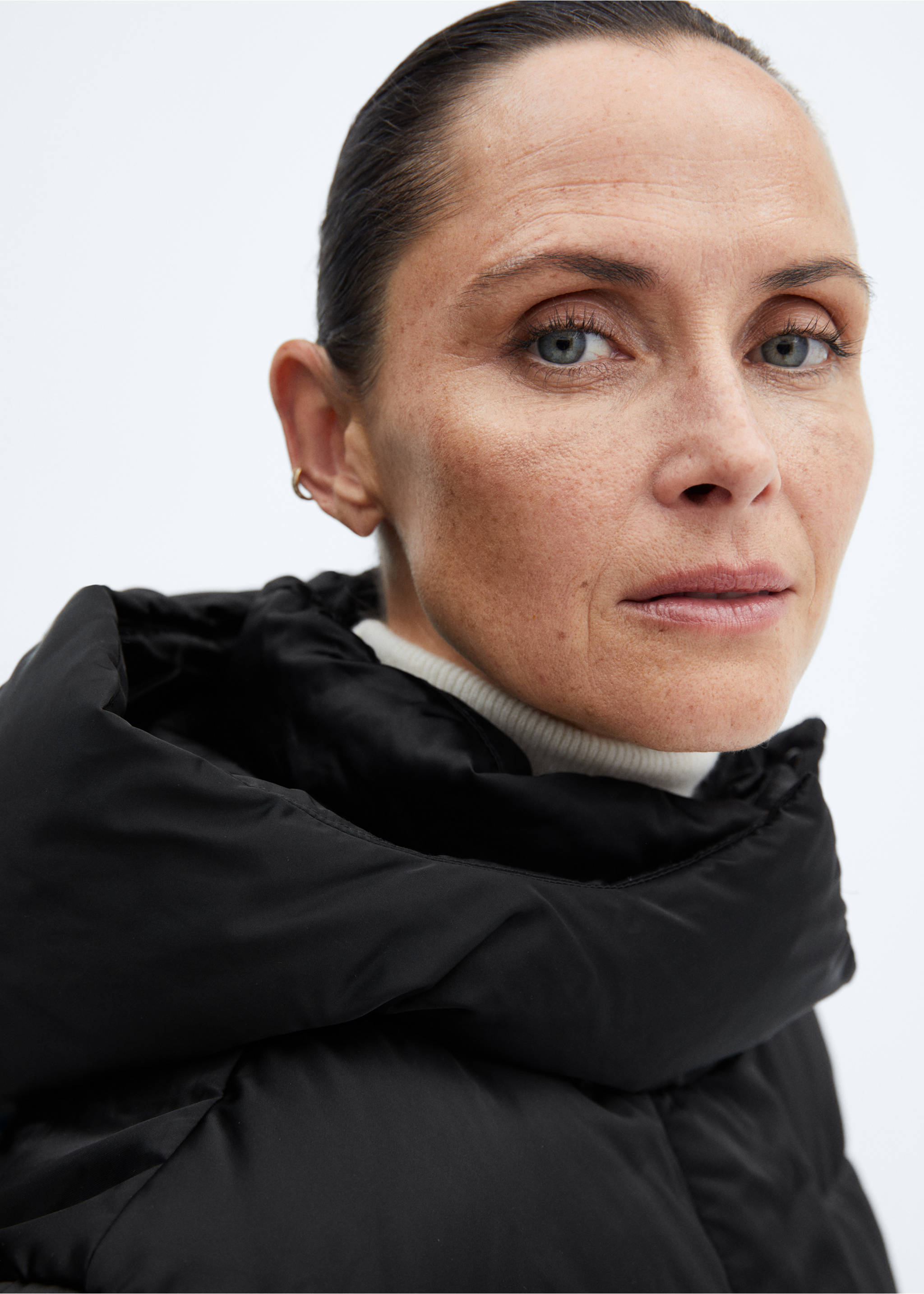 Short puffer anorak - Details of the article 1, Black. Ref: 57028268-00.