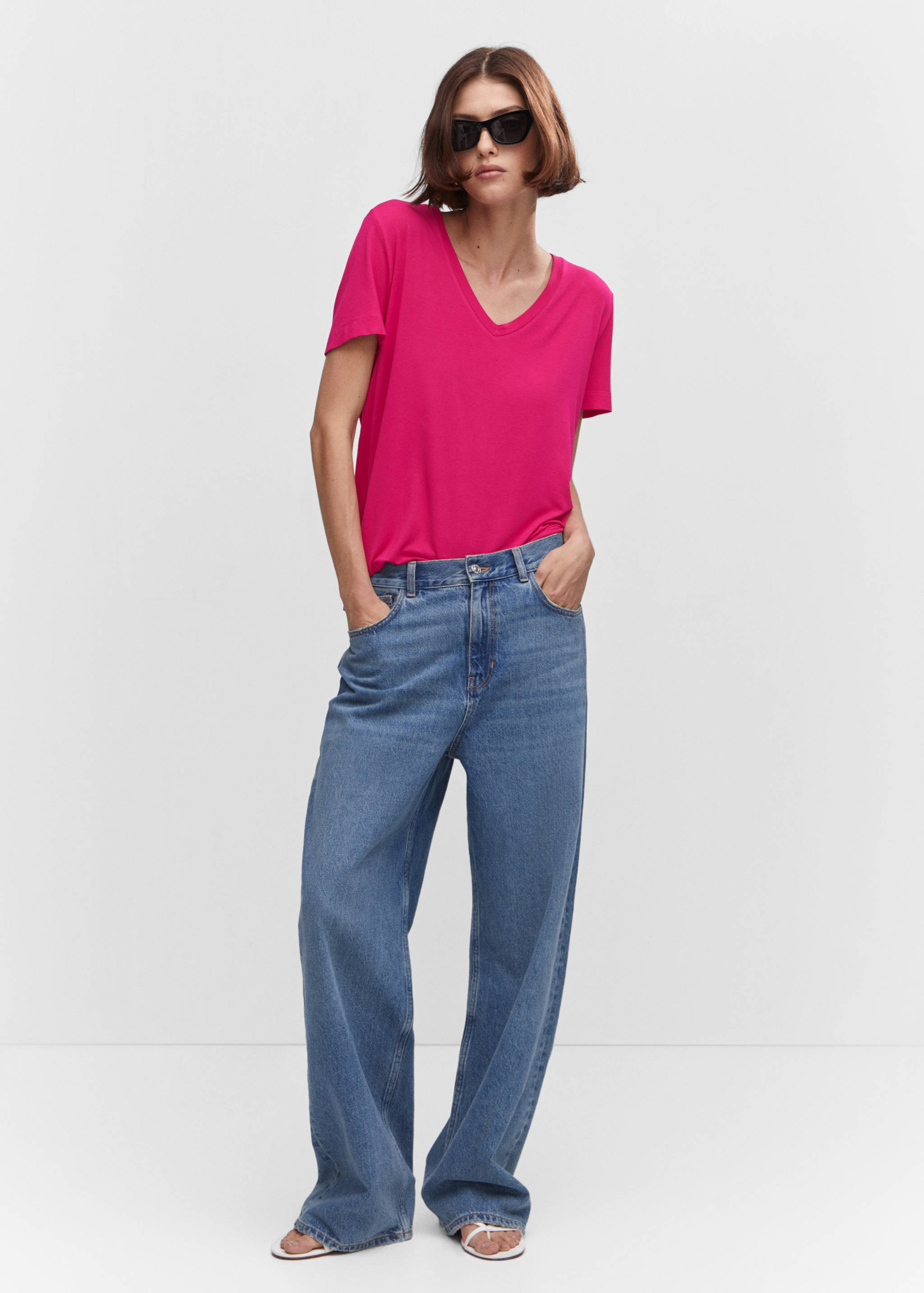 V-neck T-shirt - General plane