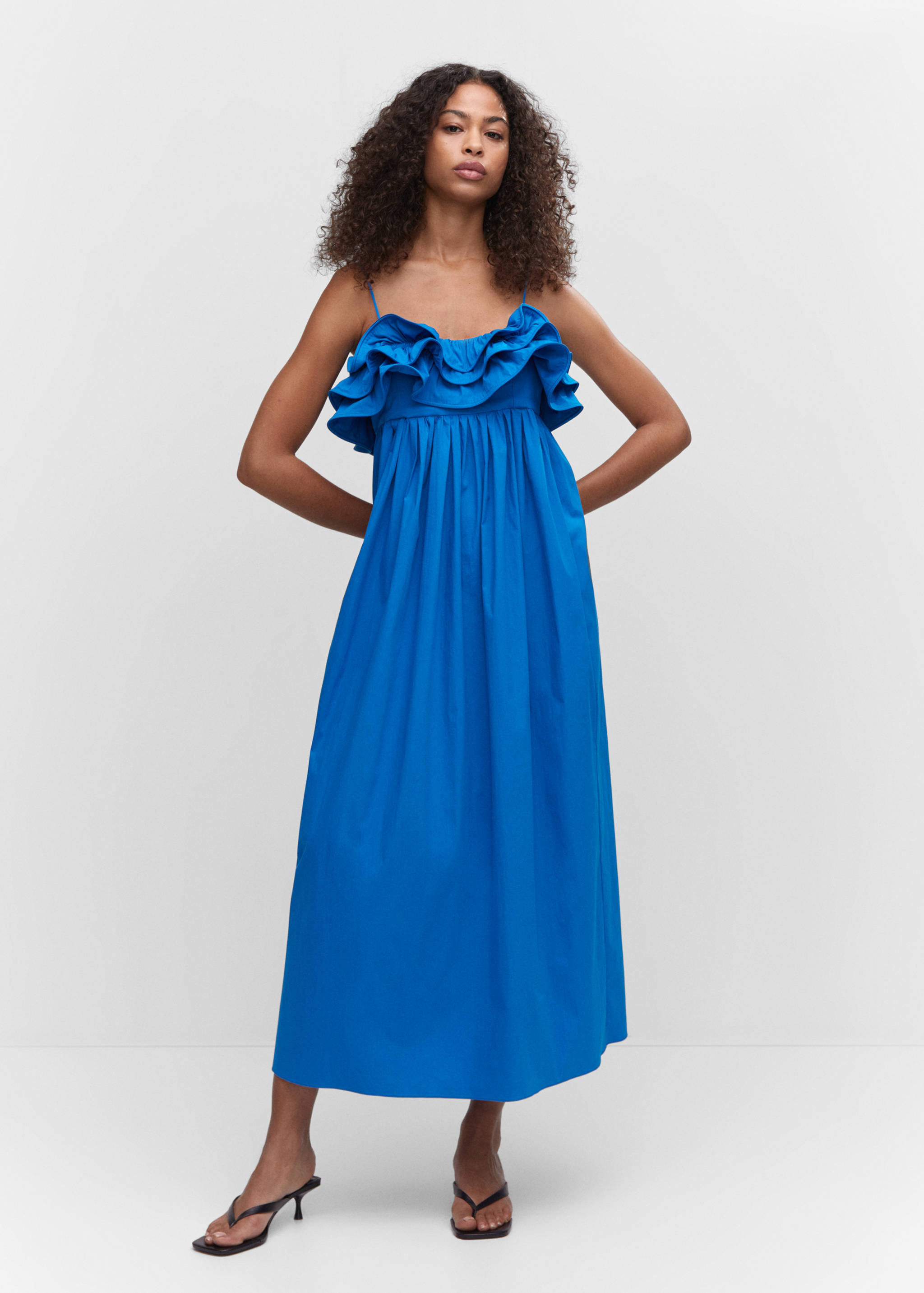 Long ruffled dress - General plane