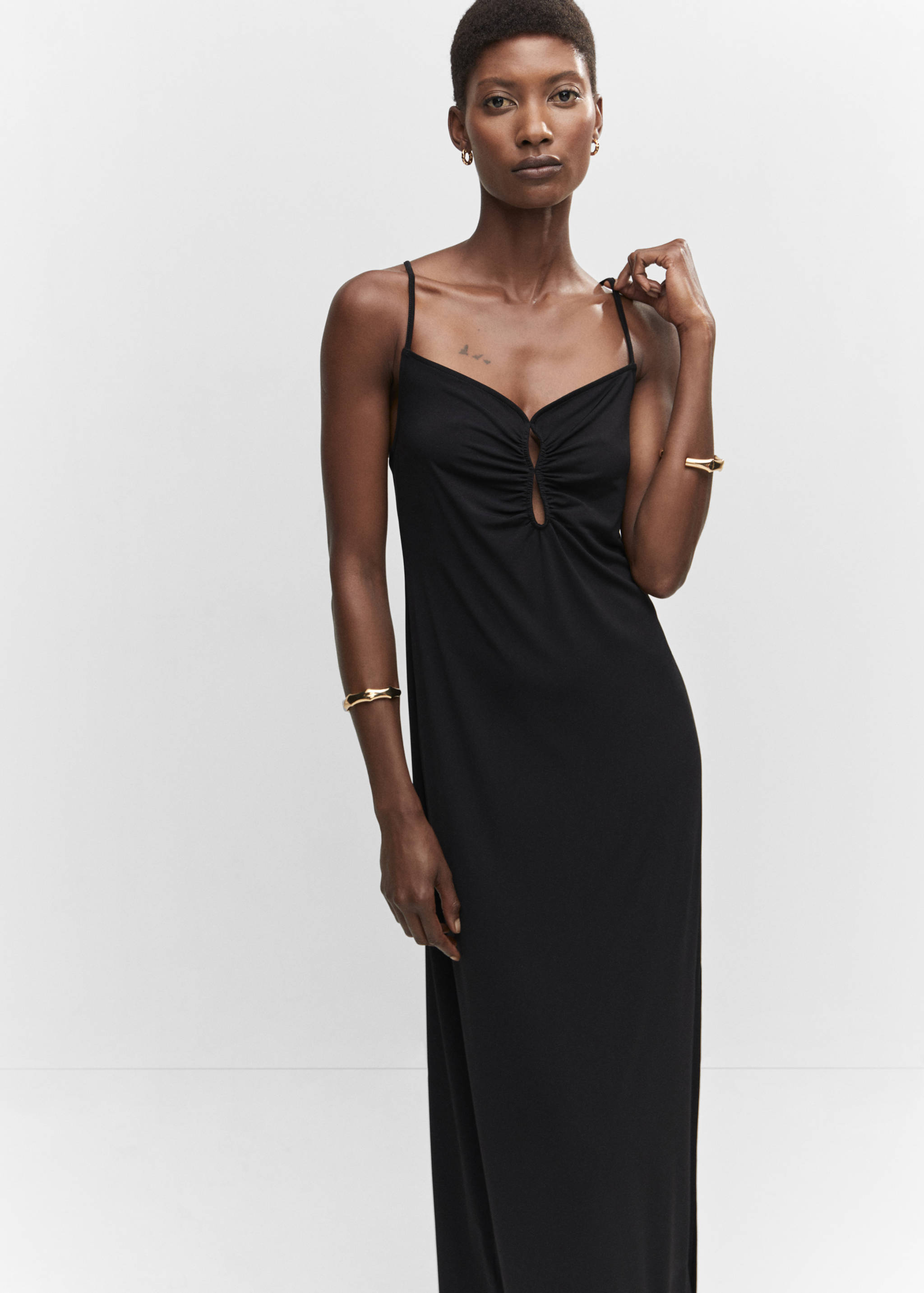 Robe fendue détails froncés - Plan moyen