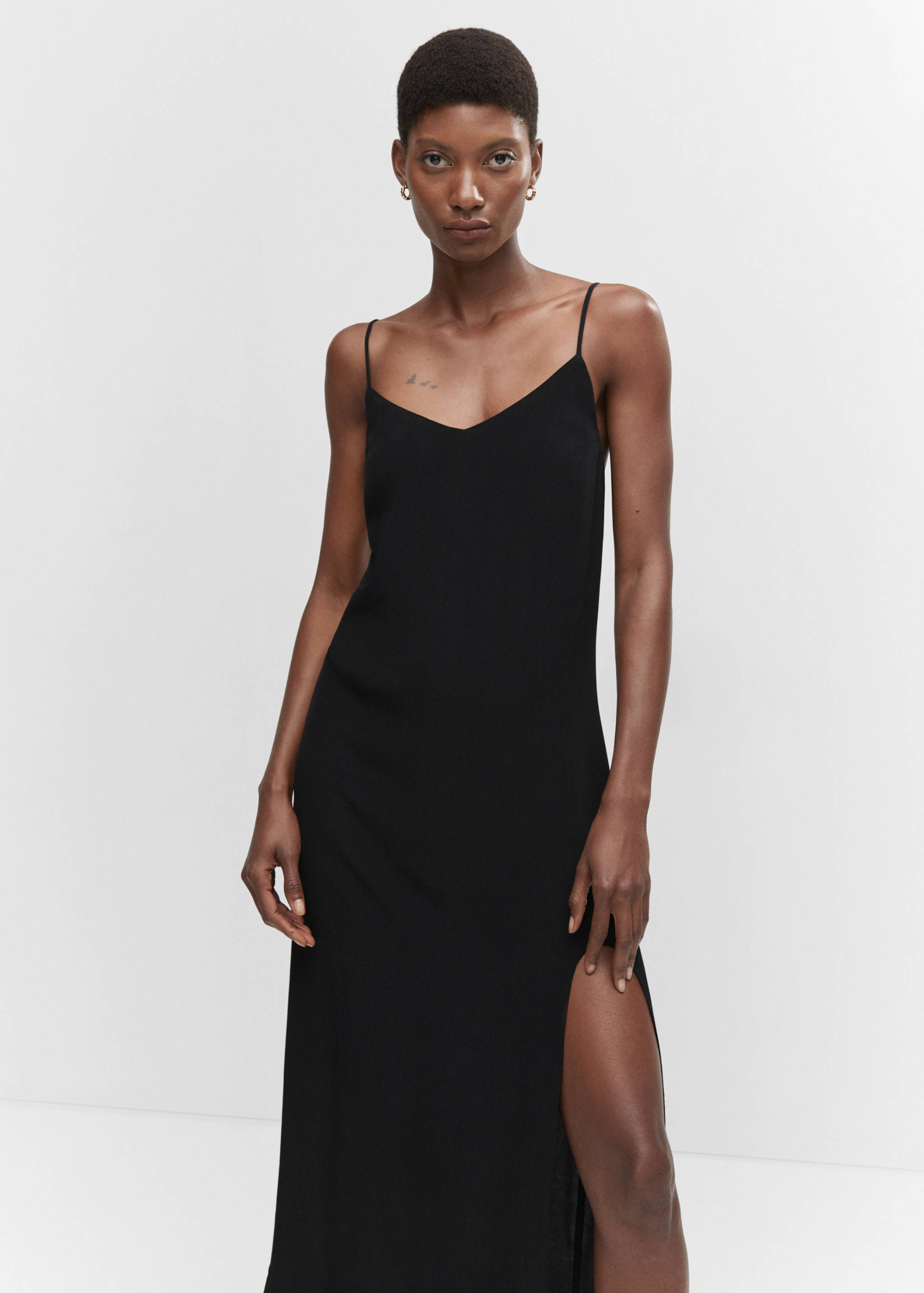 Robe longue fendue - Plan moyen