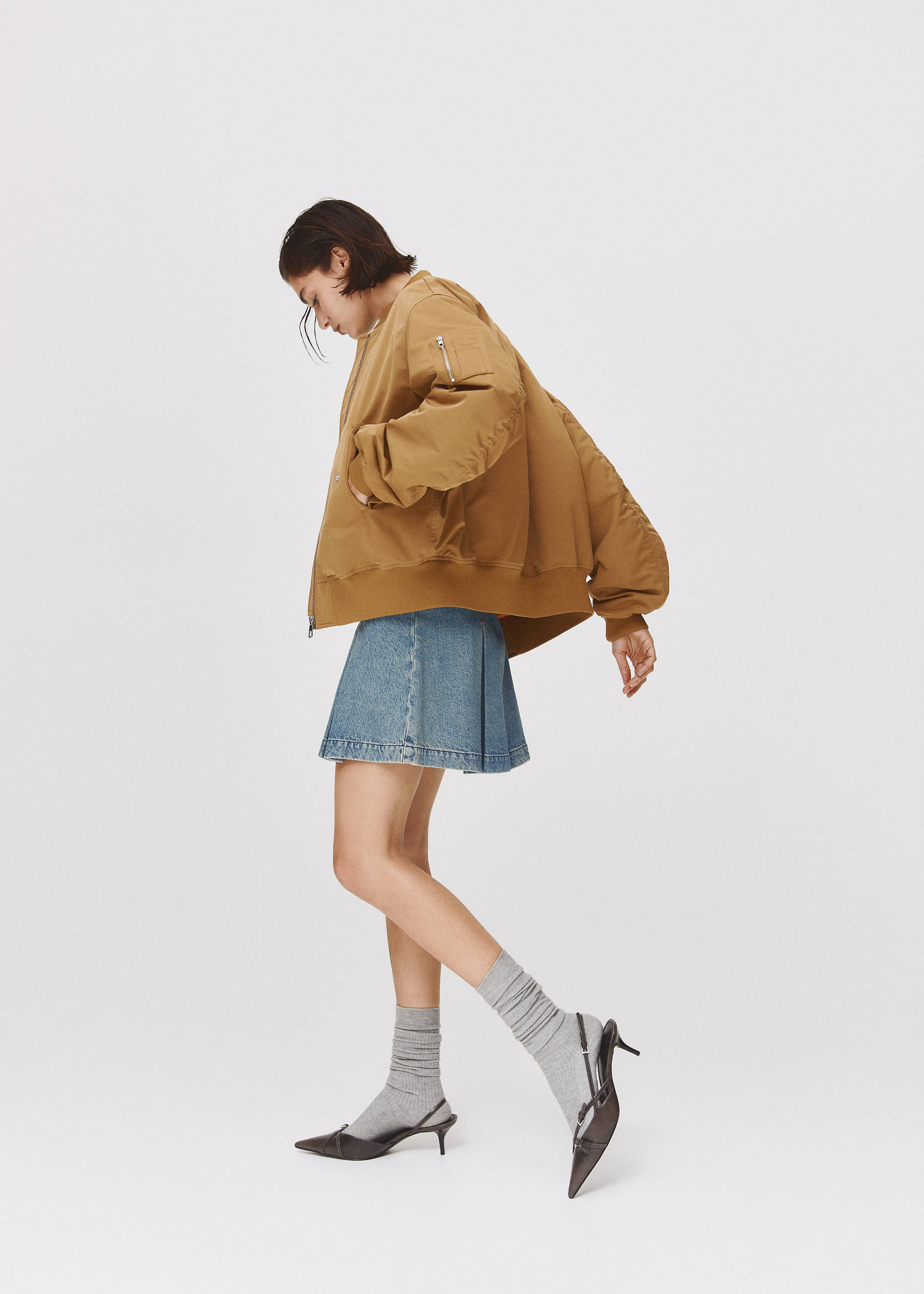 Pleated denim mini-skirt - Details of the article 7, Medium Vintage Blue. Ref: 57033804-00.