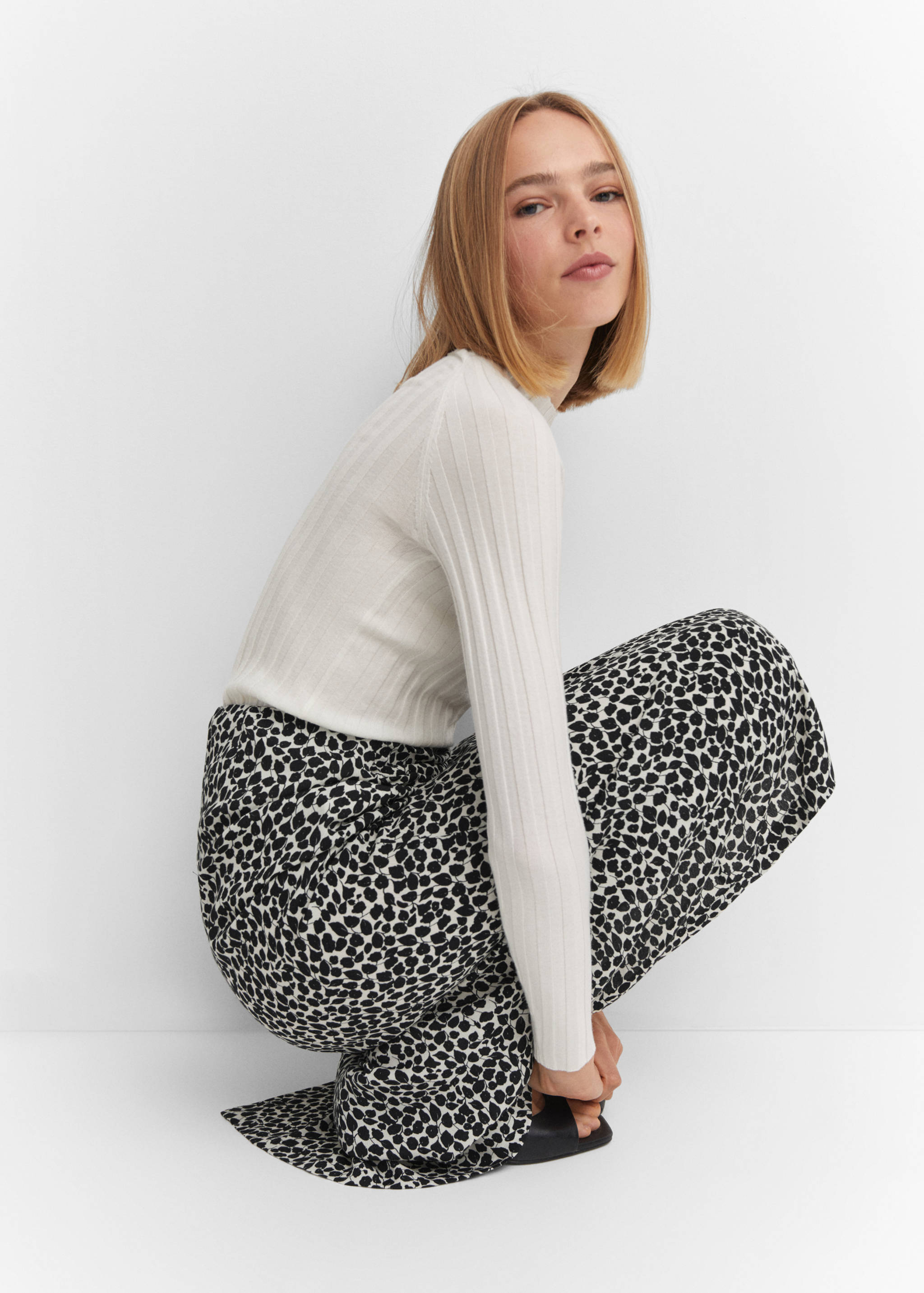Printed skirt with slit - Details of the article 2