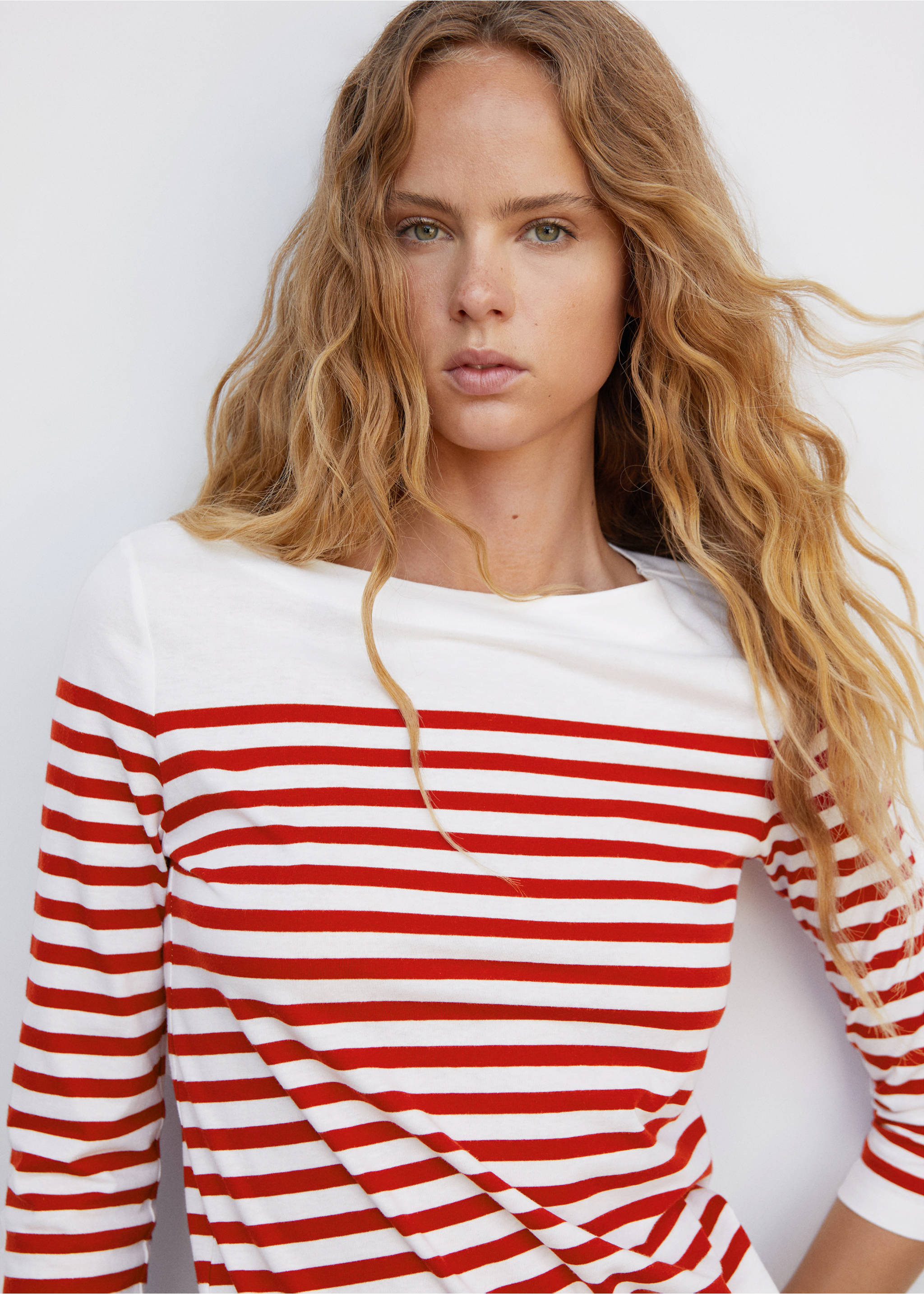 Striped boat-neck t-shirt - Details of the article 1, Red. Ref: 57034402-00.