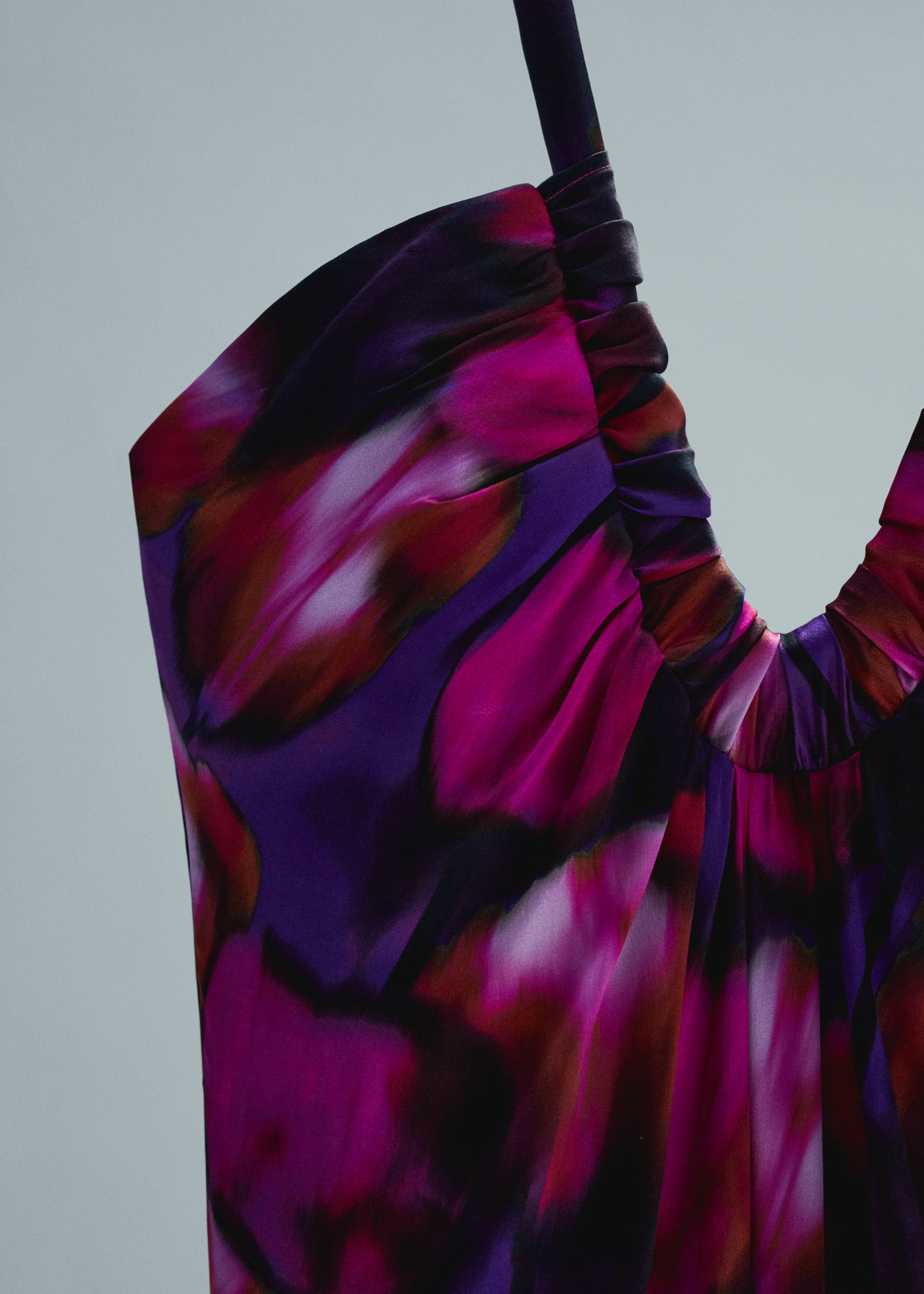 Low-cut printed silk dress - Details of the article 8