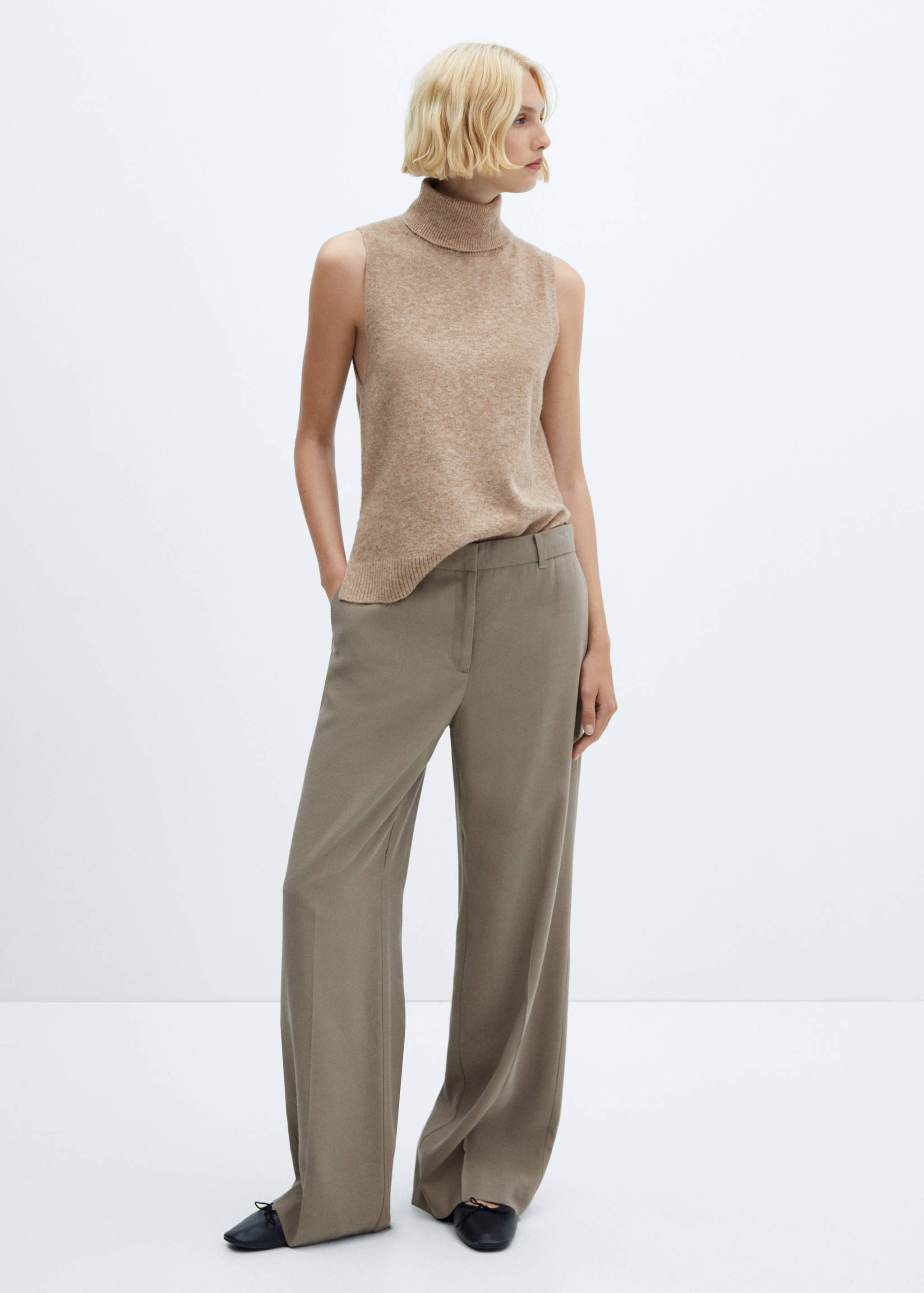 Turtleneck knitted gilet - General plane