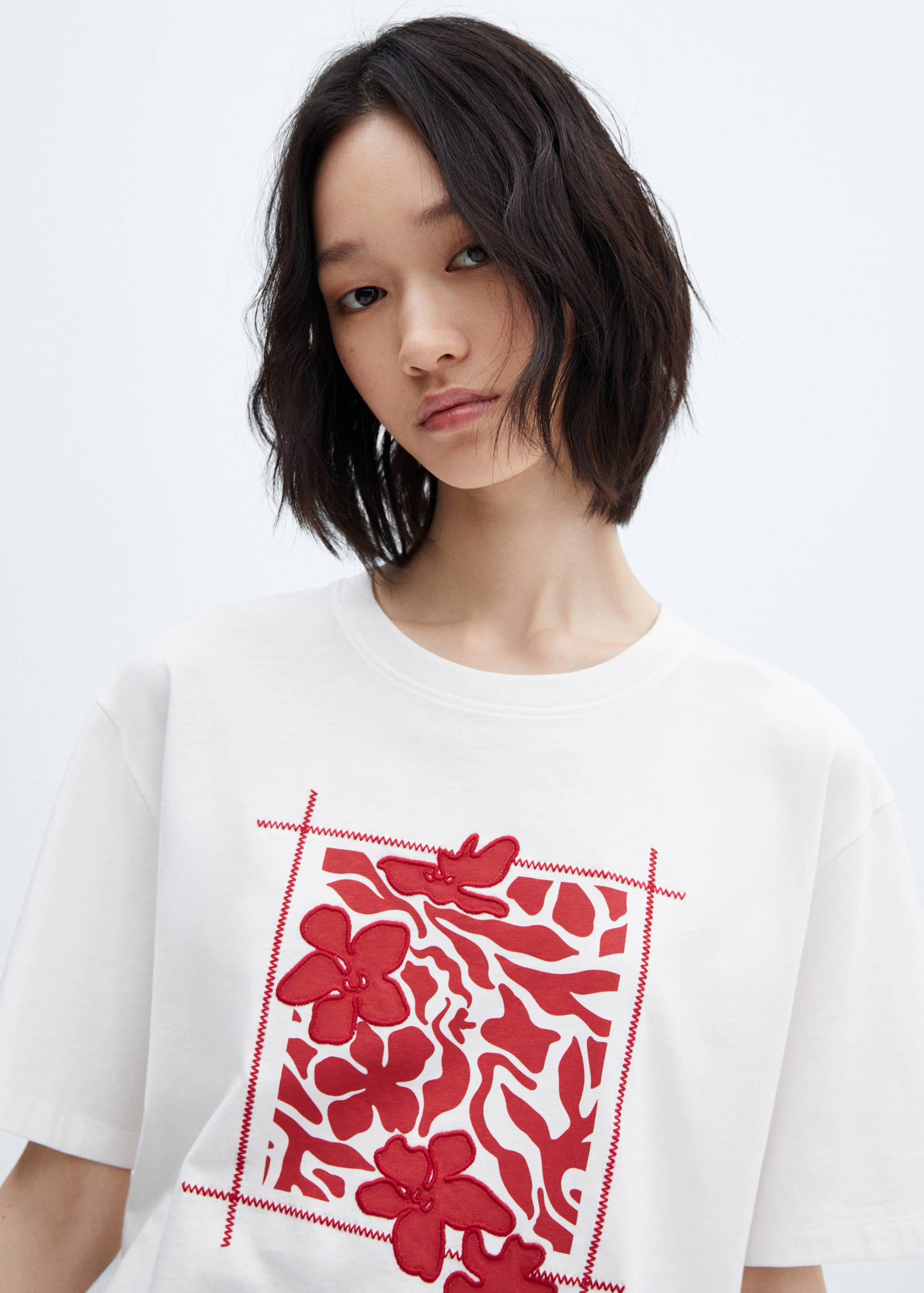 Футболка с принтом и вышивкой - Деталь изделия 1