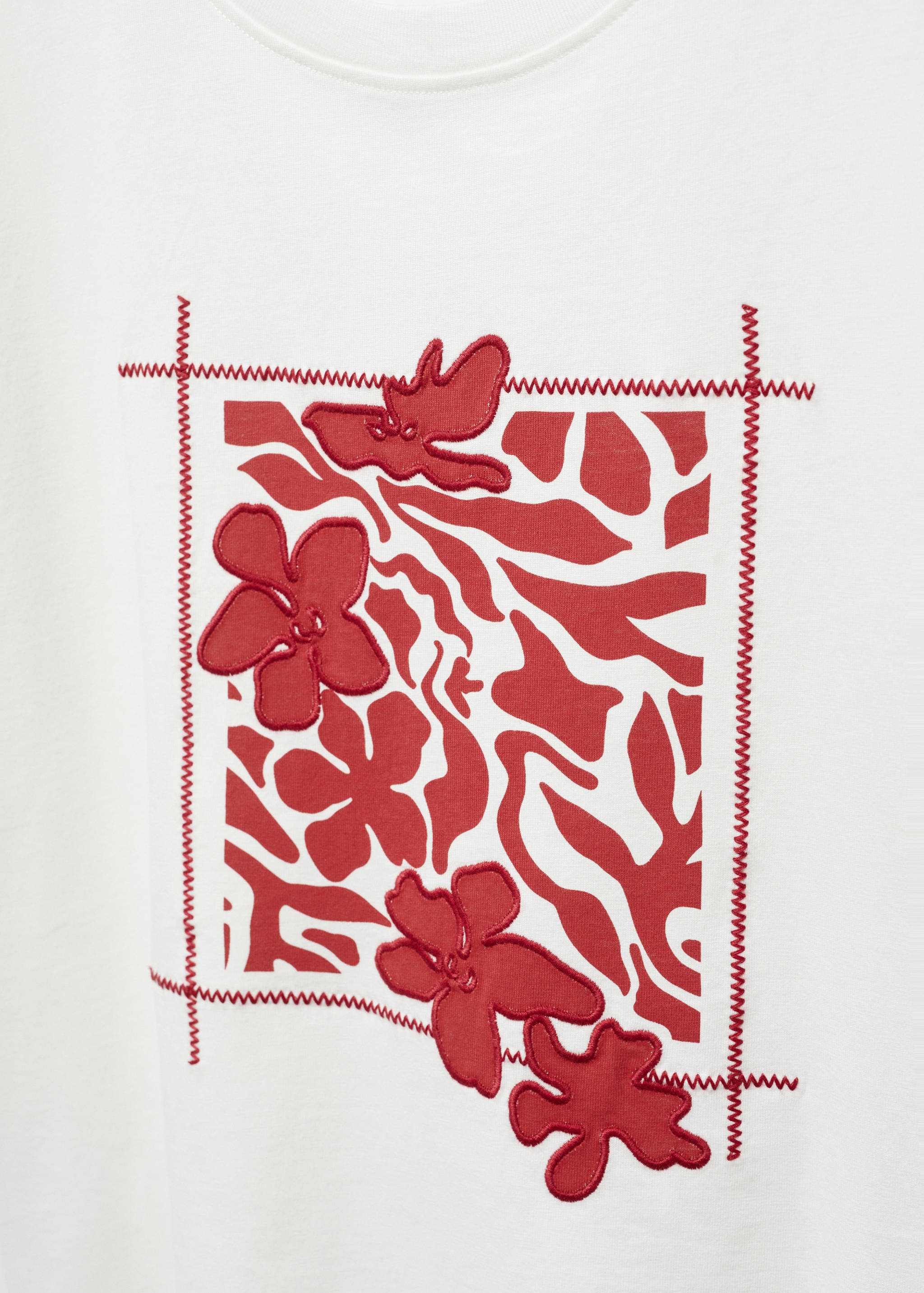 Футболка с принтом и вышивкой - Деталь изделия 8