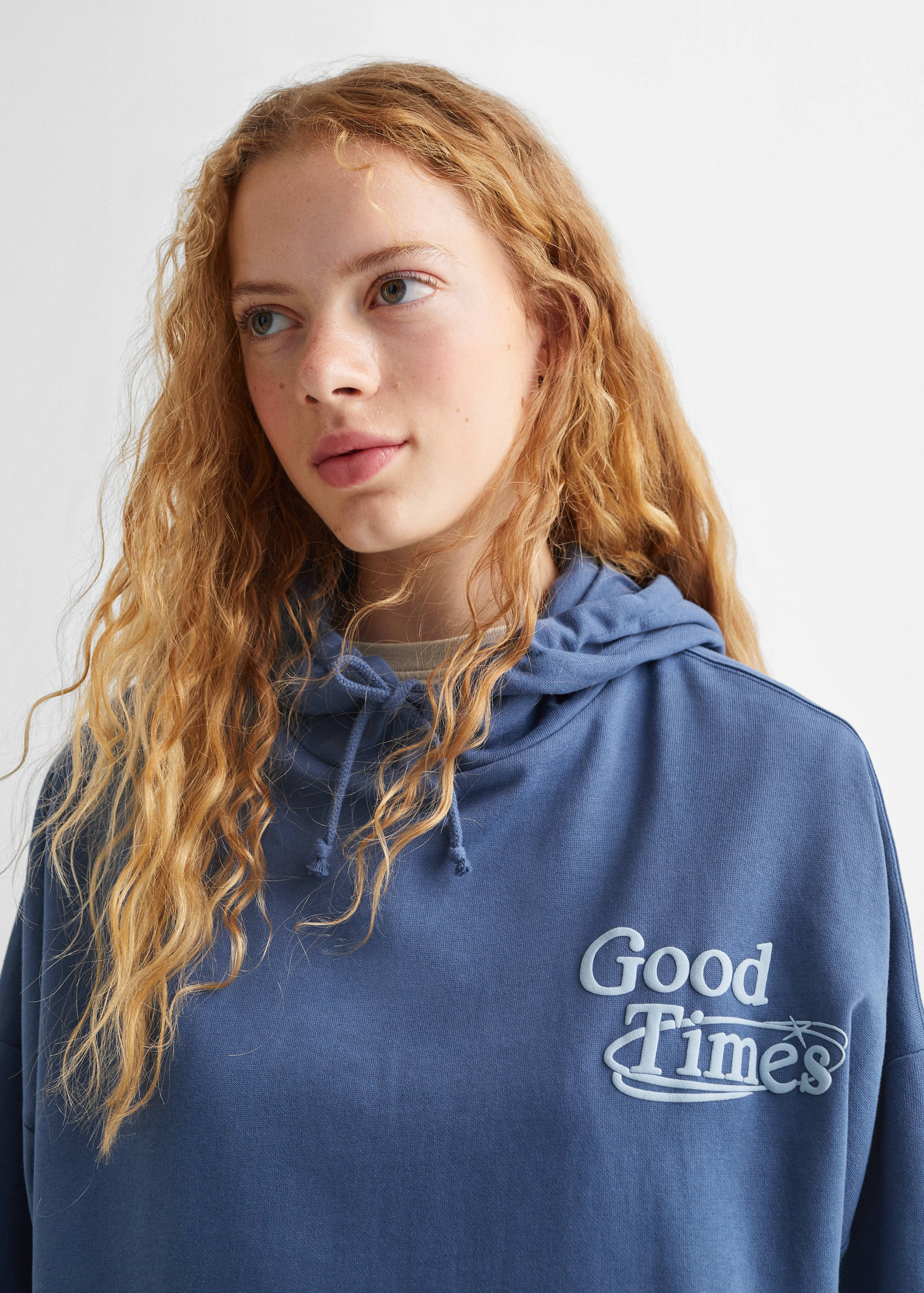 Свитшот с принтованной надписью - Деталь изделия 1