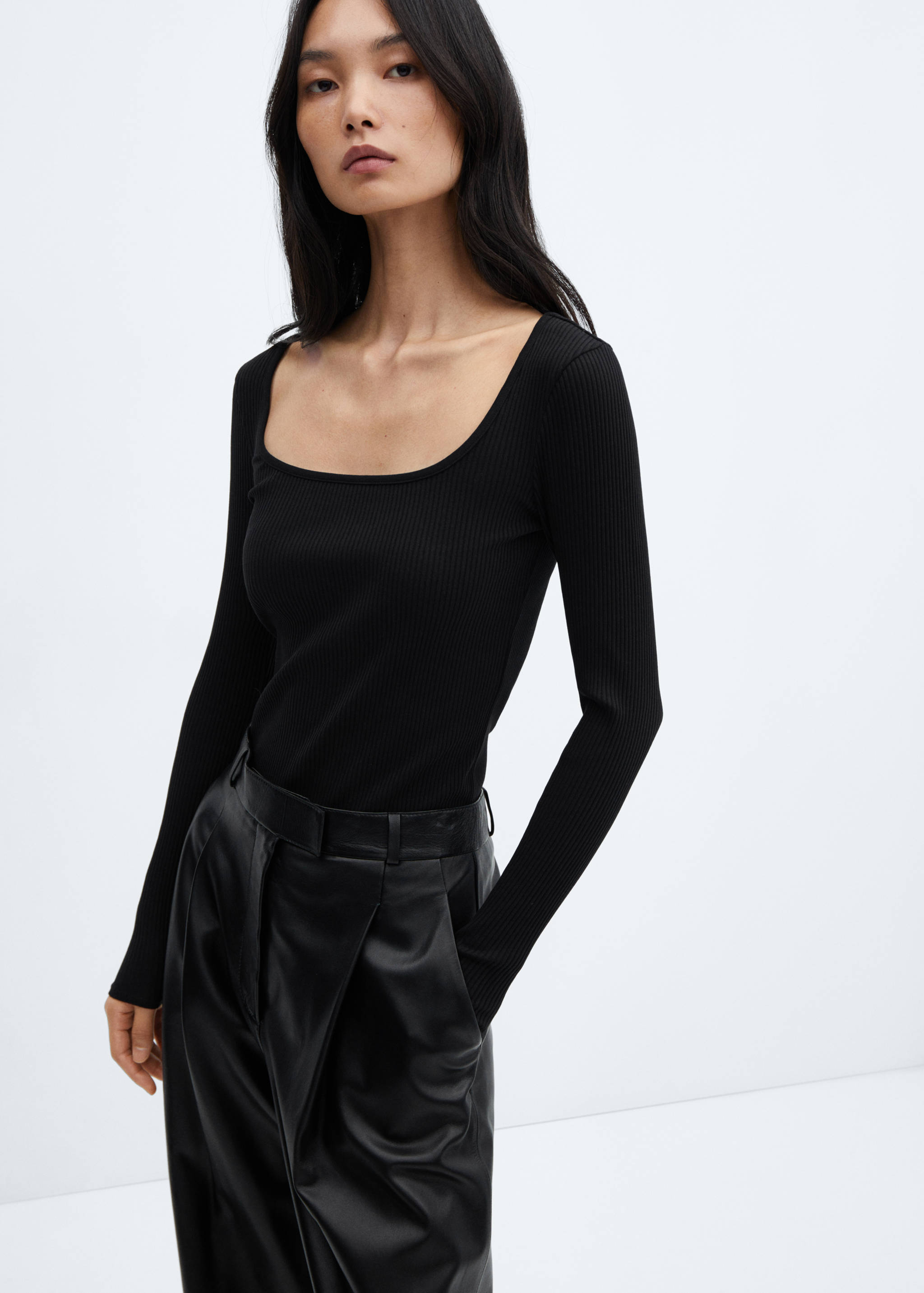 Low-cut ribbed T-shirt - Reverse of the article
