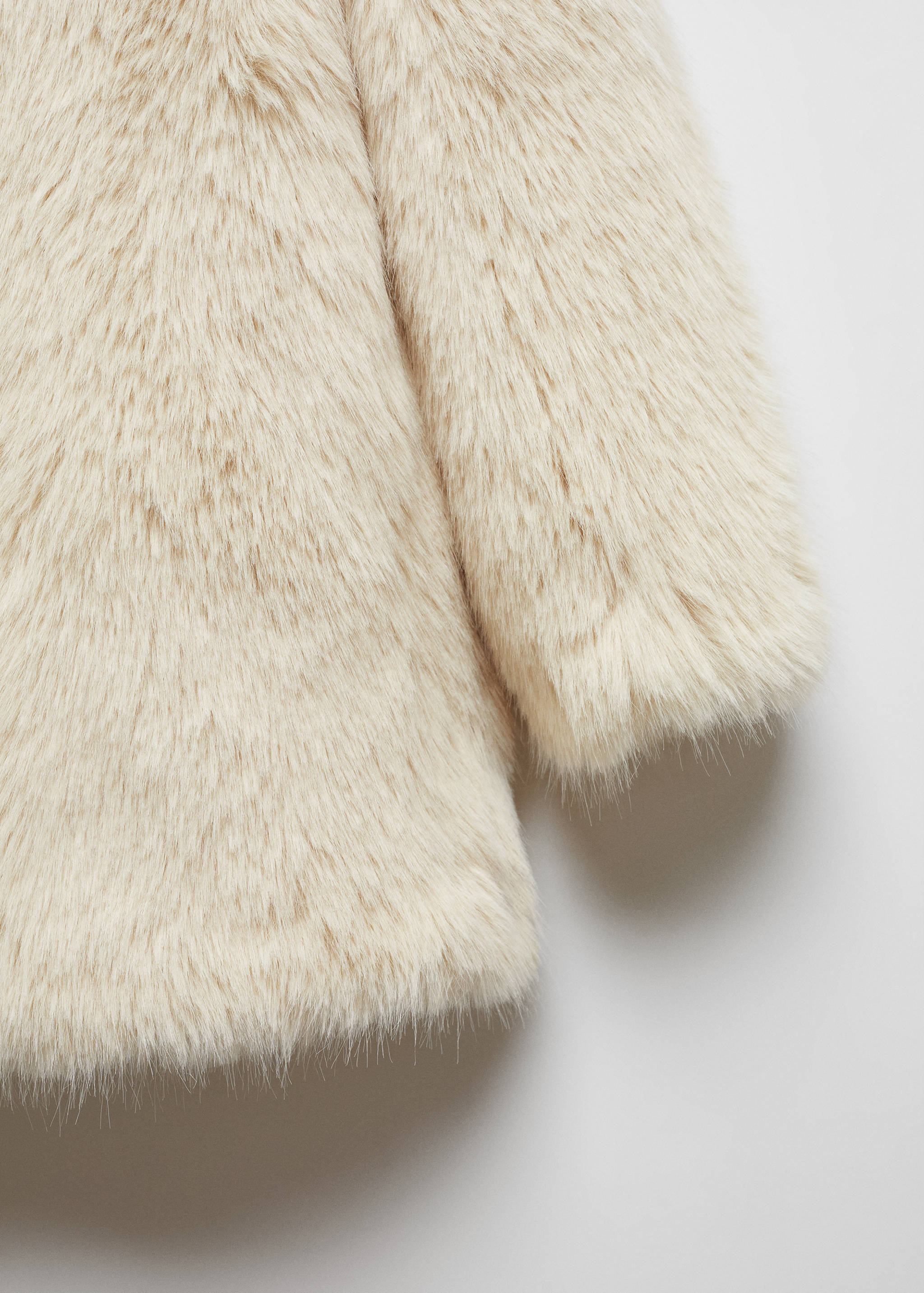 Coat with fur-effect lapels - Details of the article 8