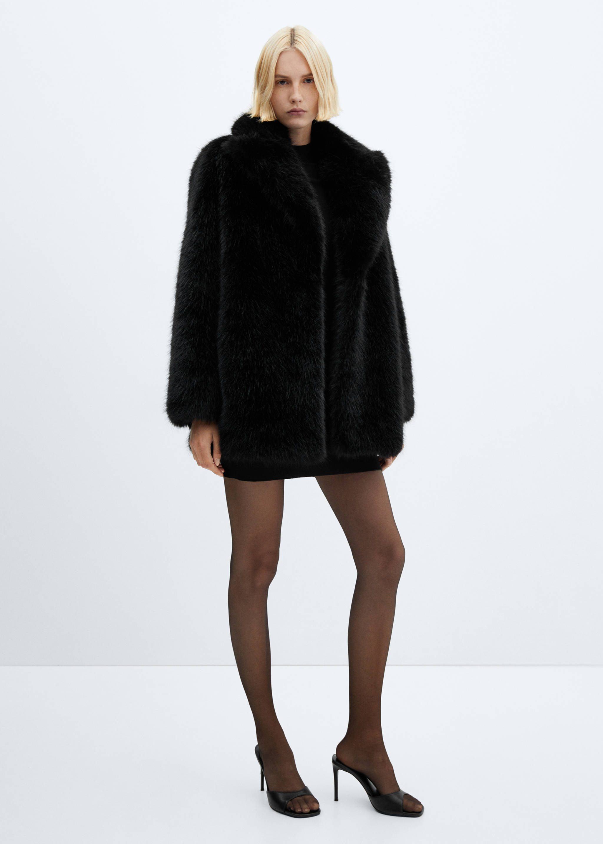 Coat with fur-effect lapels - General plane