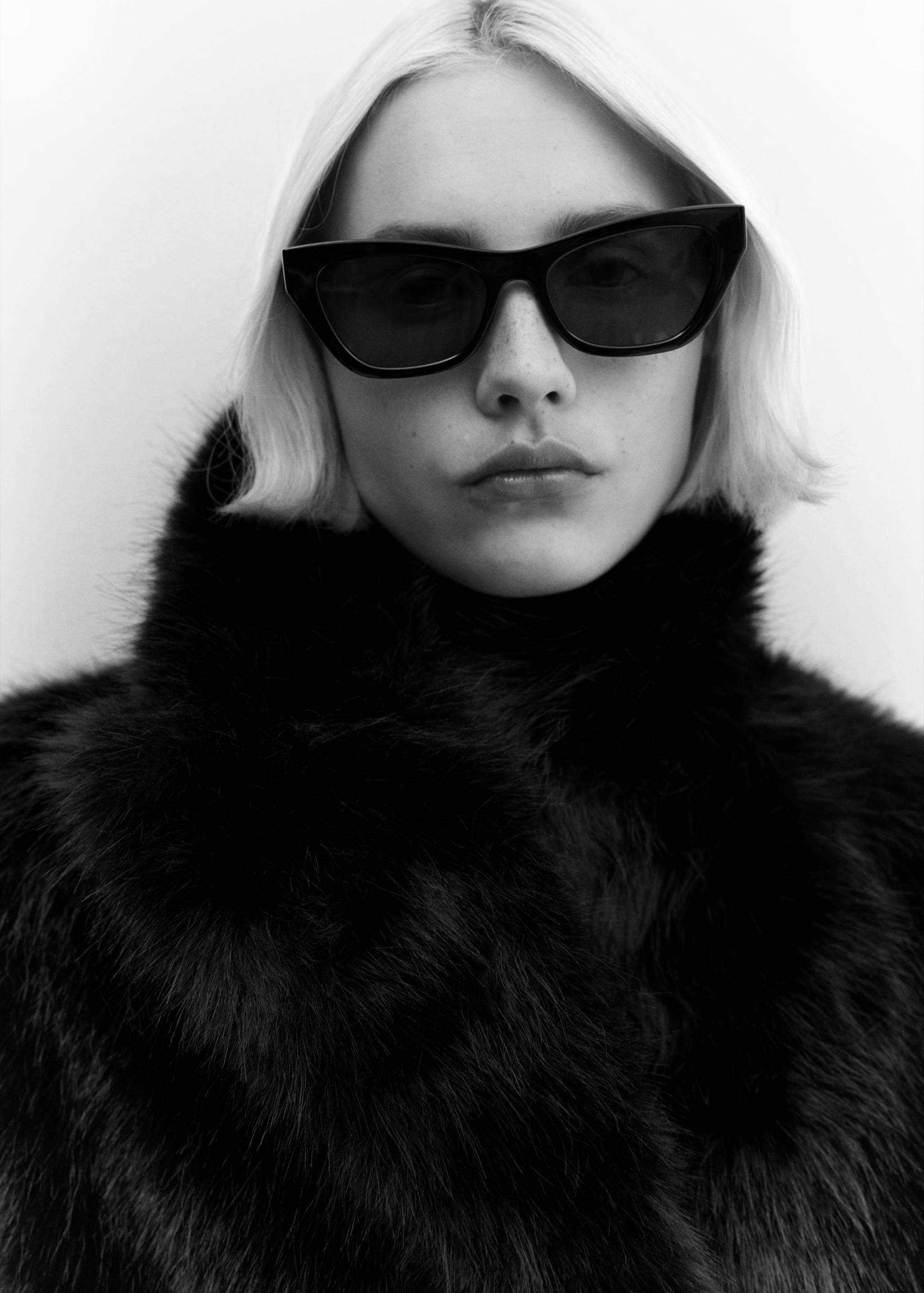 Coat with fur-effect lapels - Details of the article 1