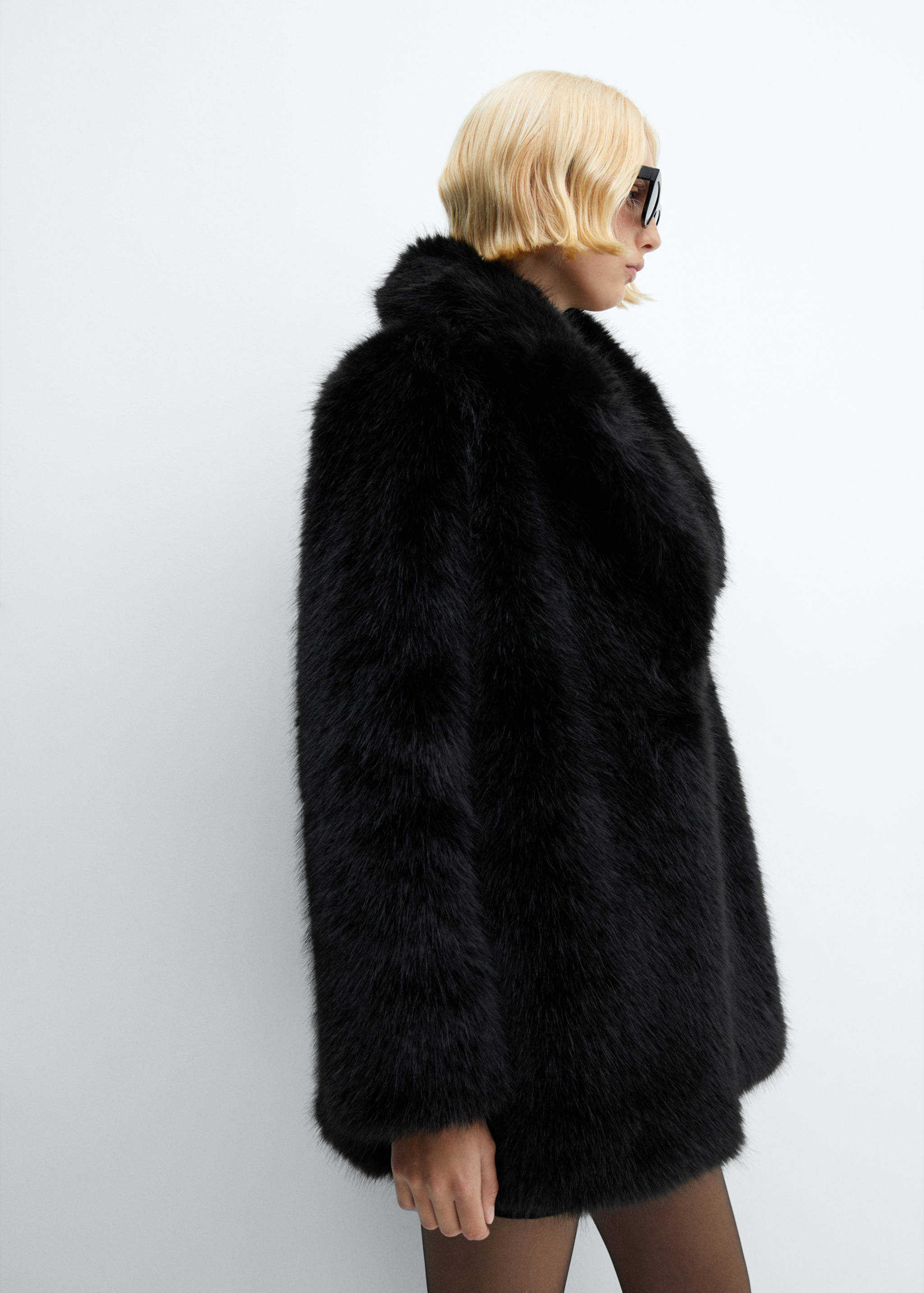 Coat with fur-effect lapels - Details of the article 4