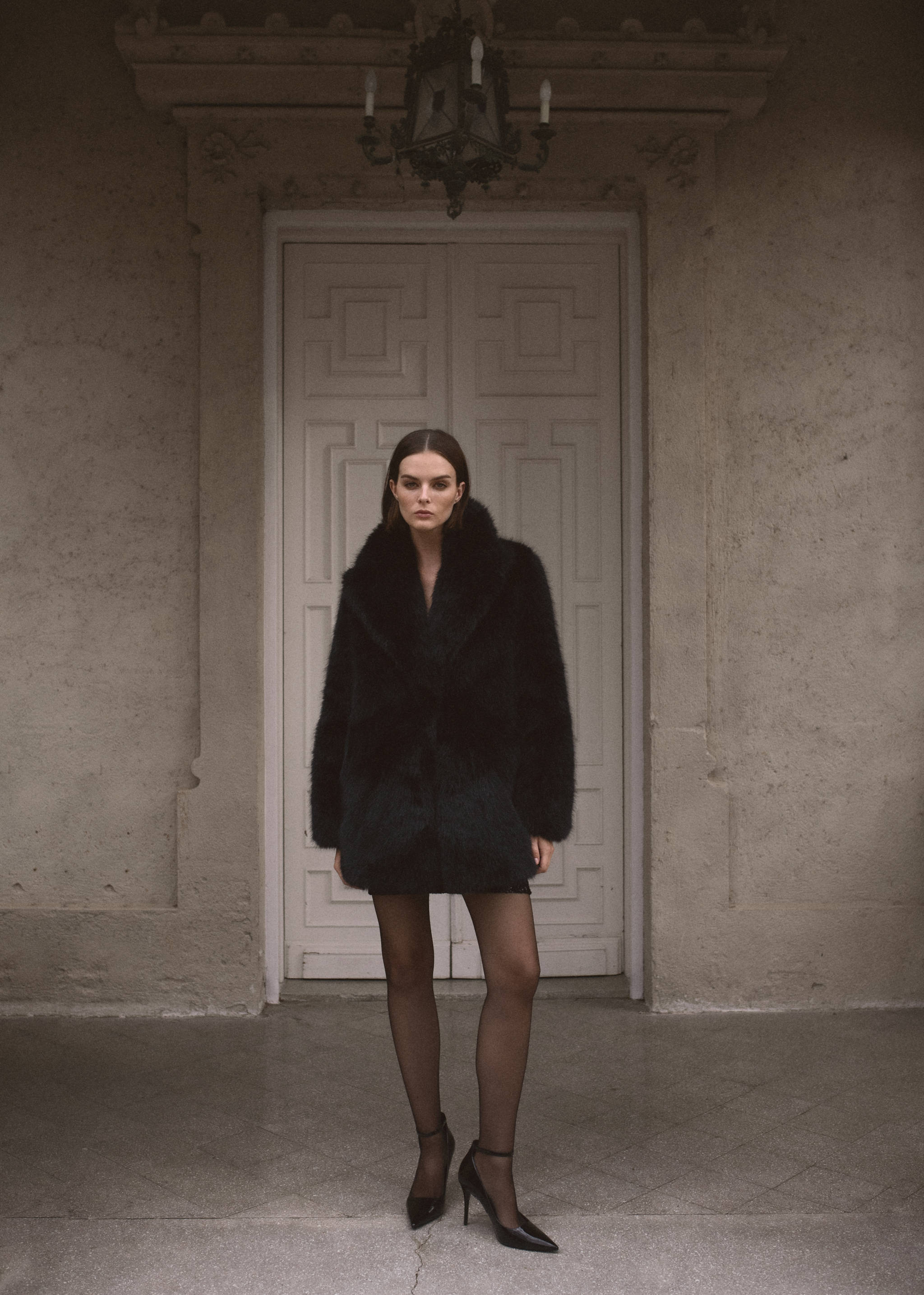 Coat with fur-effect lapels - Details of the article 6