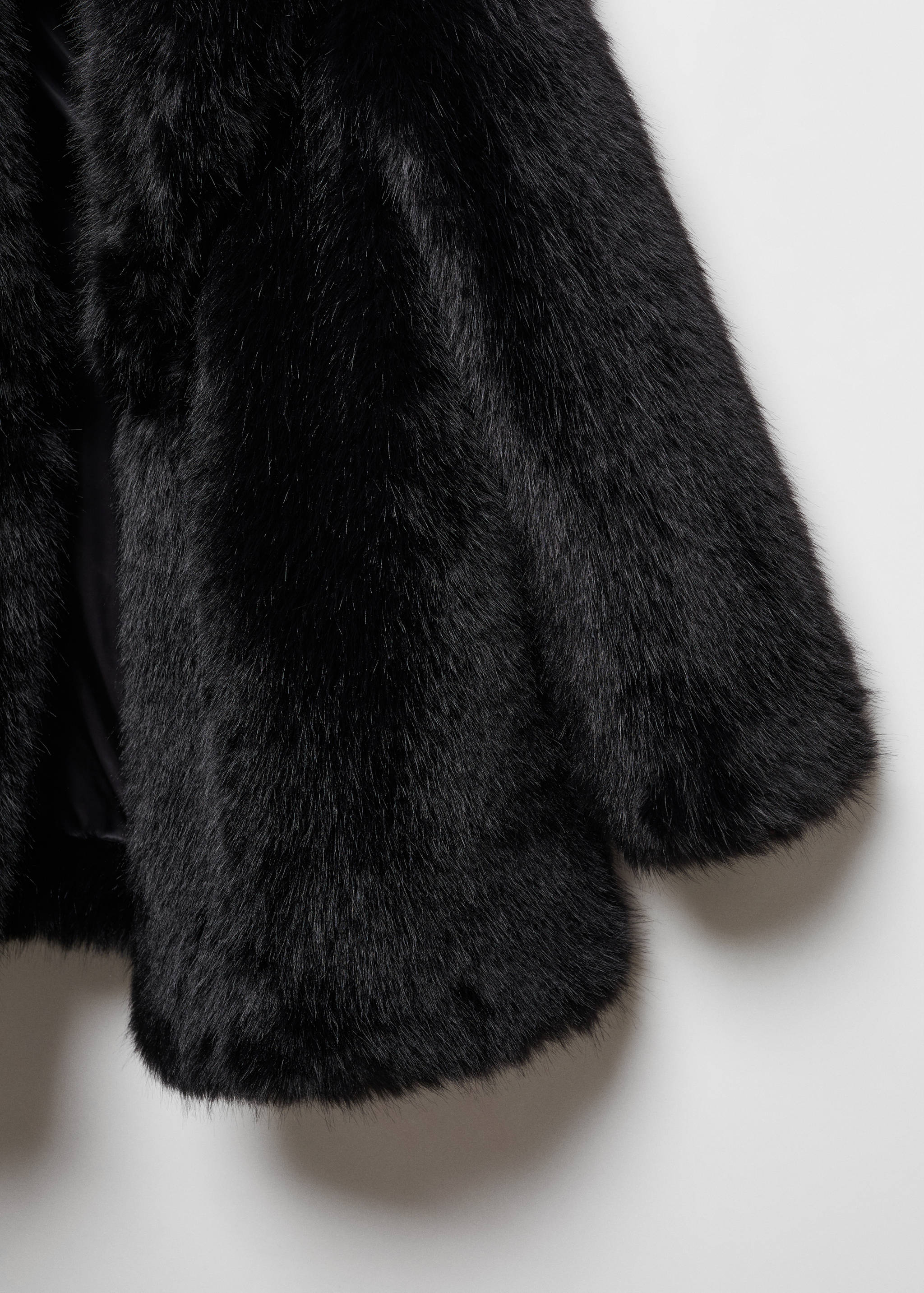 Coat with fur-effect lapels - Details of the article 8