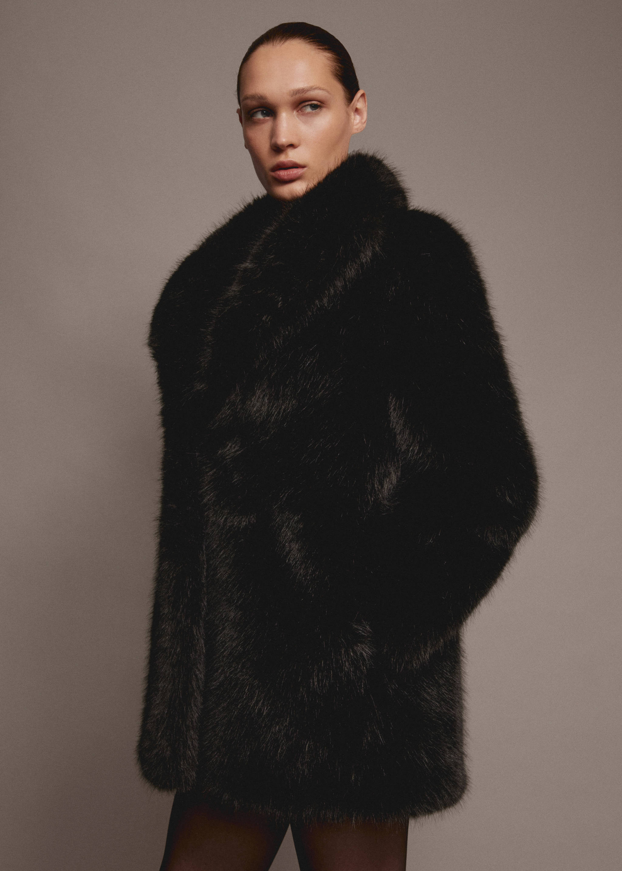 Coat with fur-effect lapels - Details of the article 5