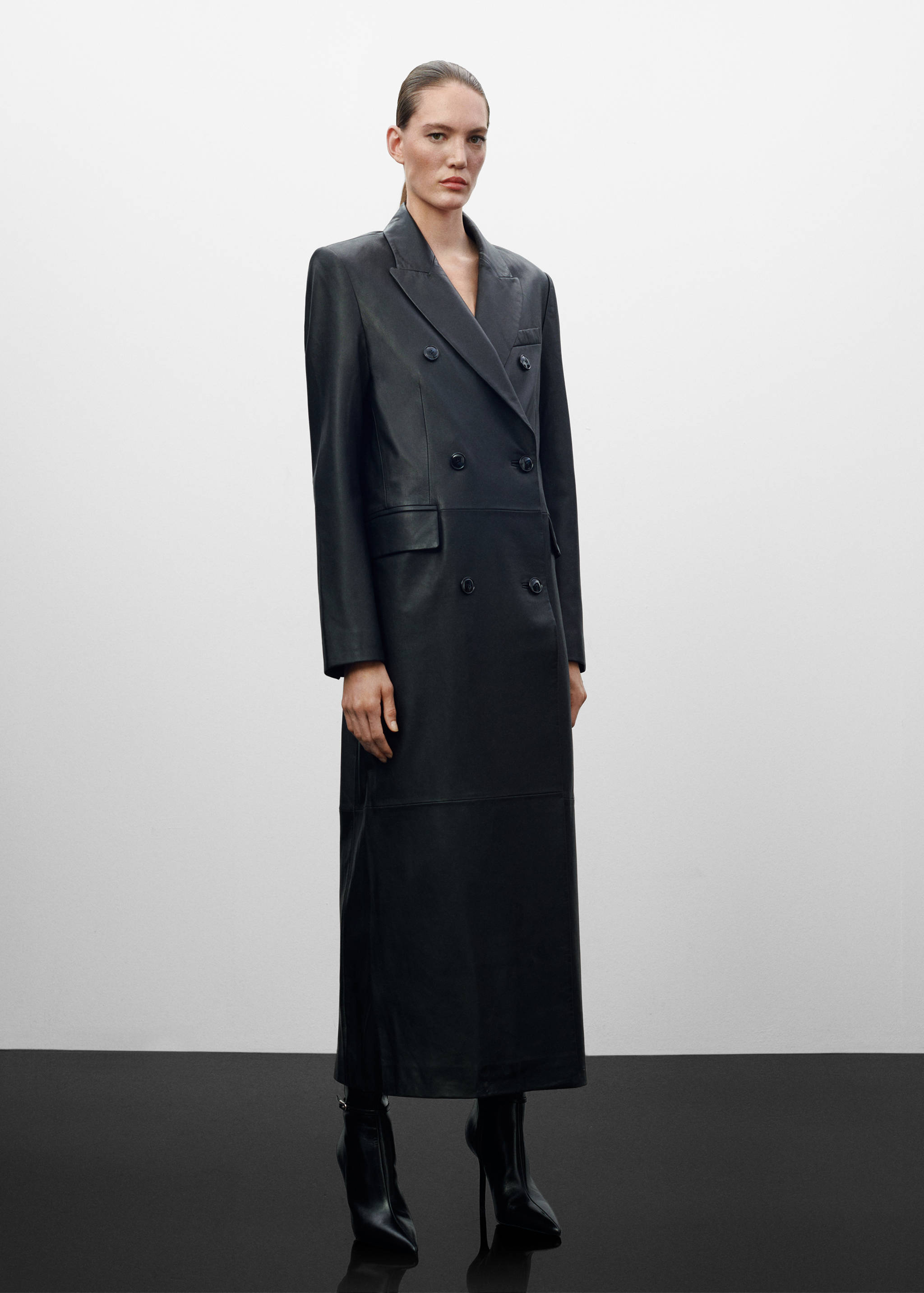 Двубортное пальто из кожи - Общий план