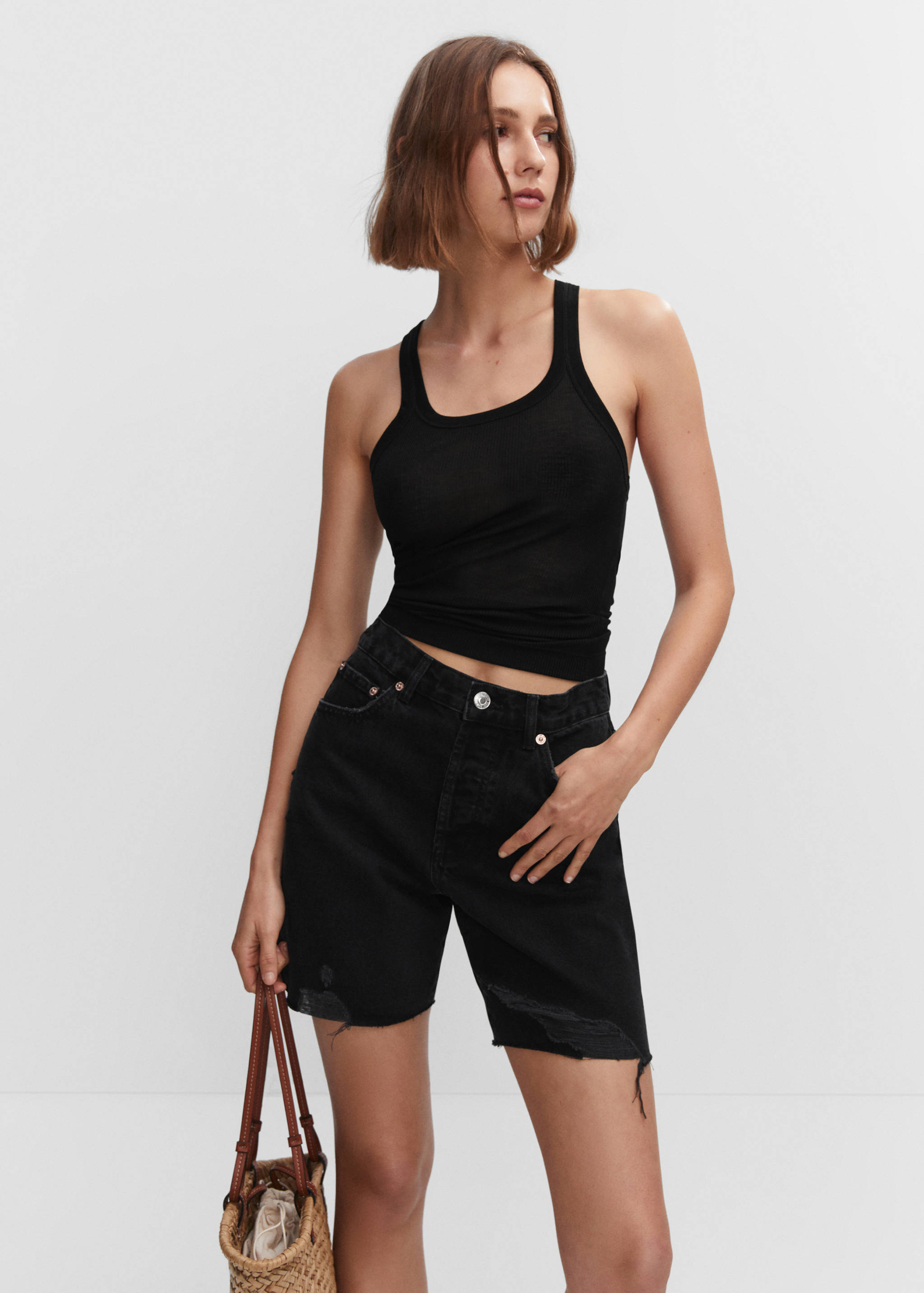 Bermudas vaqueras rotos decorativos - Plano medio