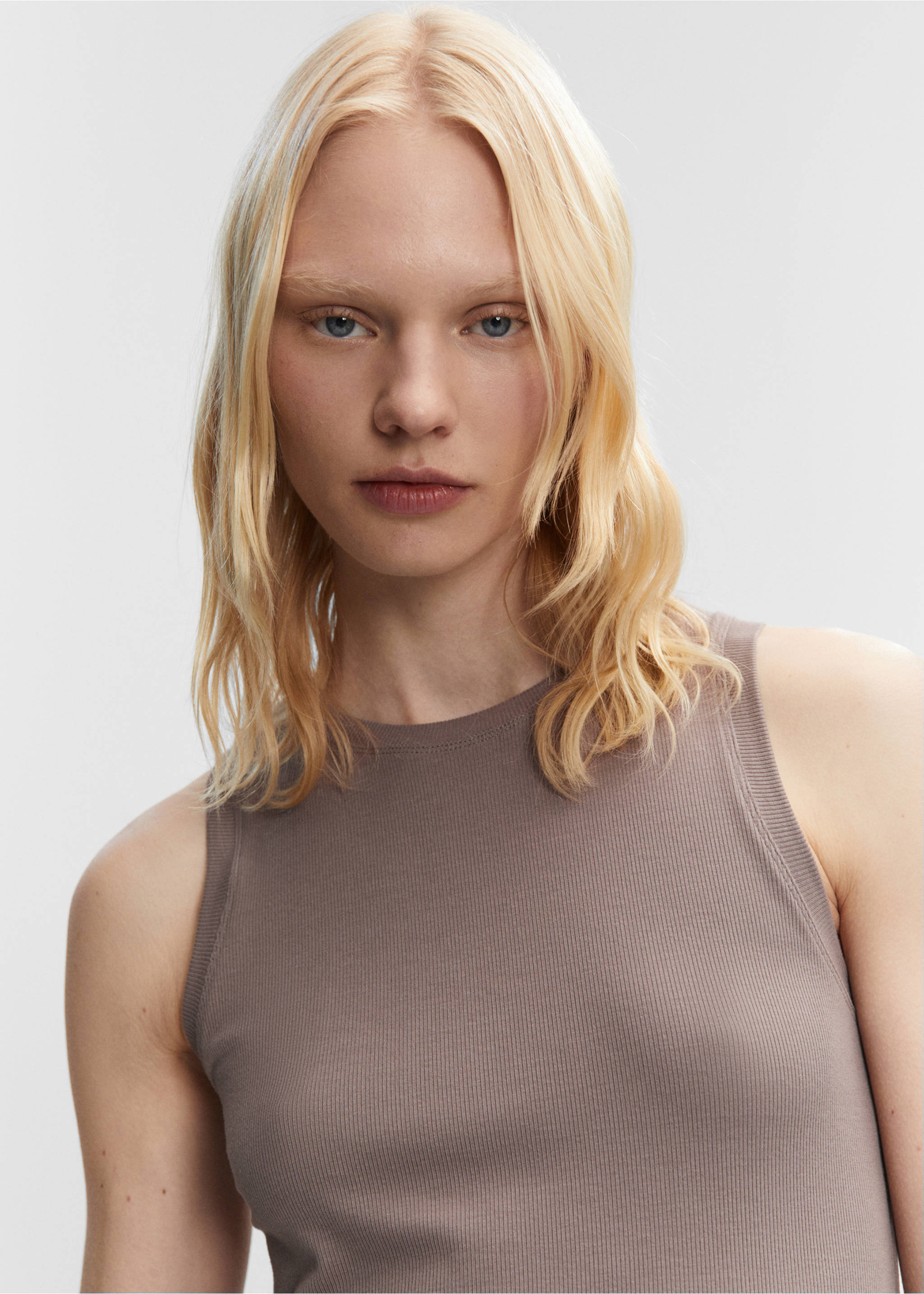 Short knitted dress - Details of the article 1, Medium Brown. Ref: 57040302-00.