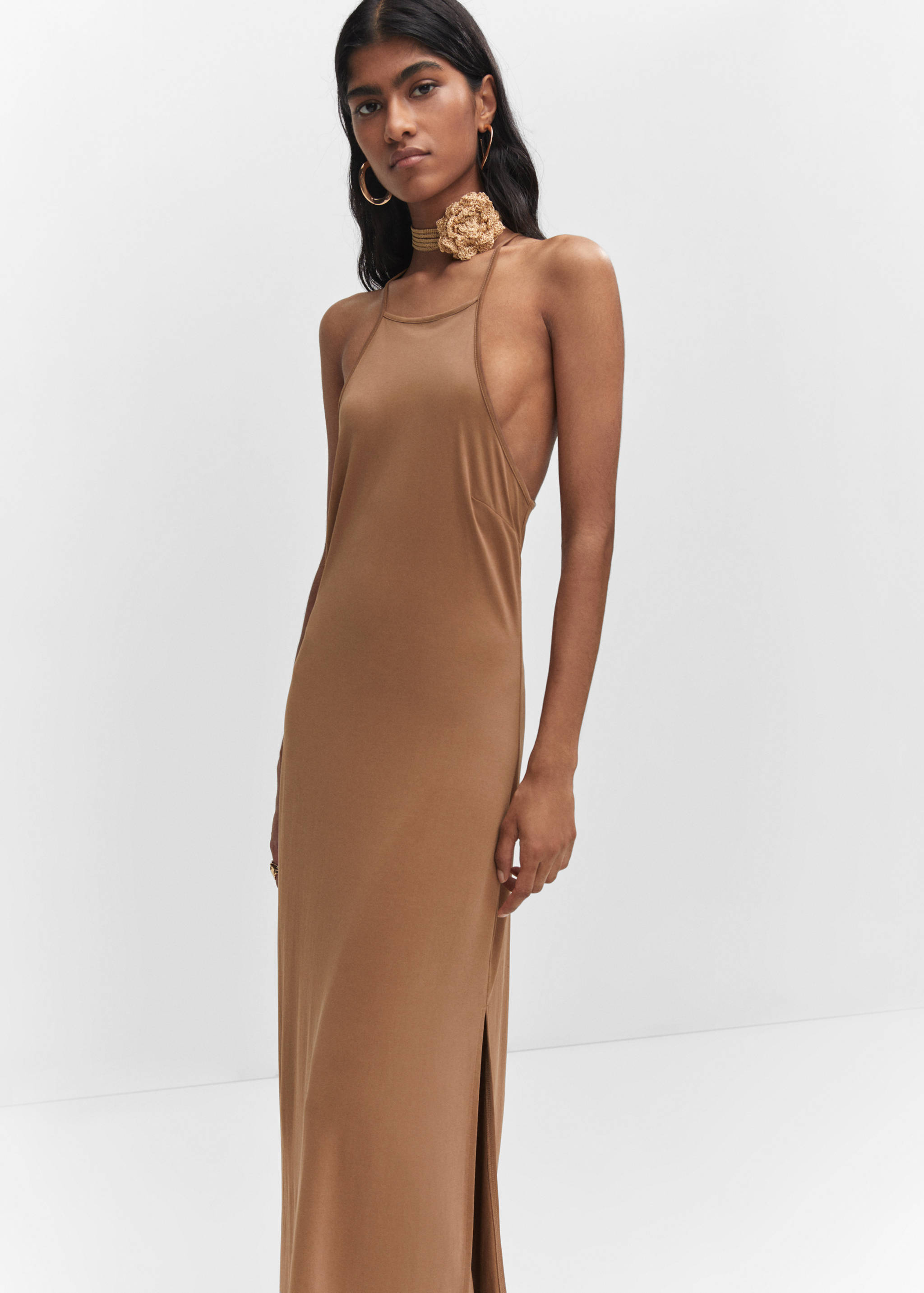 Robe modal emmanchures américaines - Plan moyen