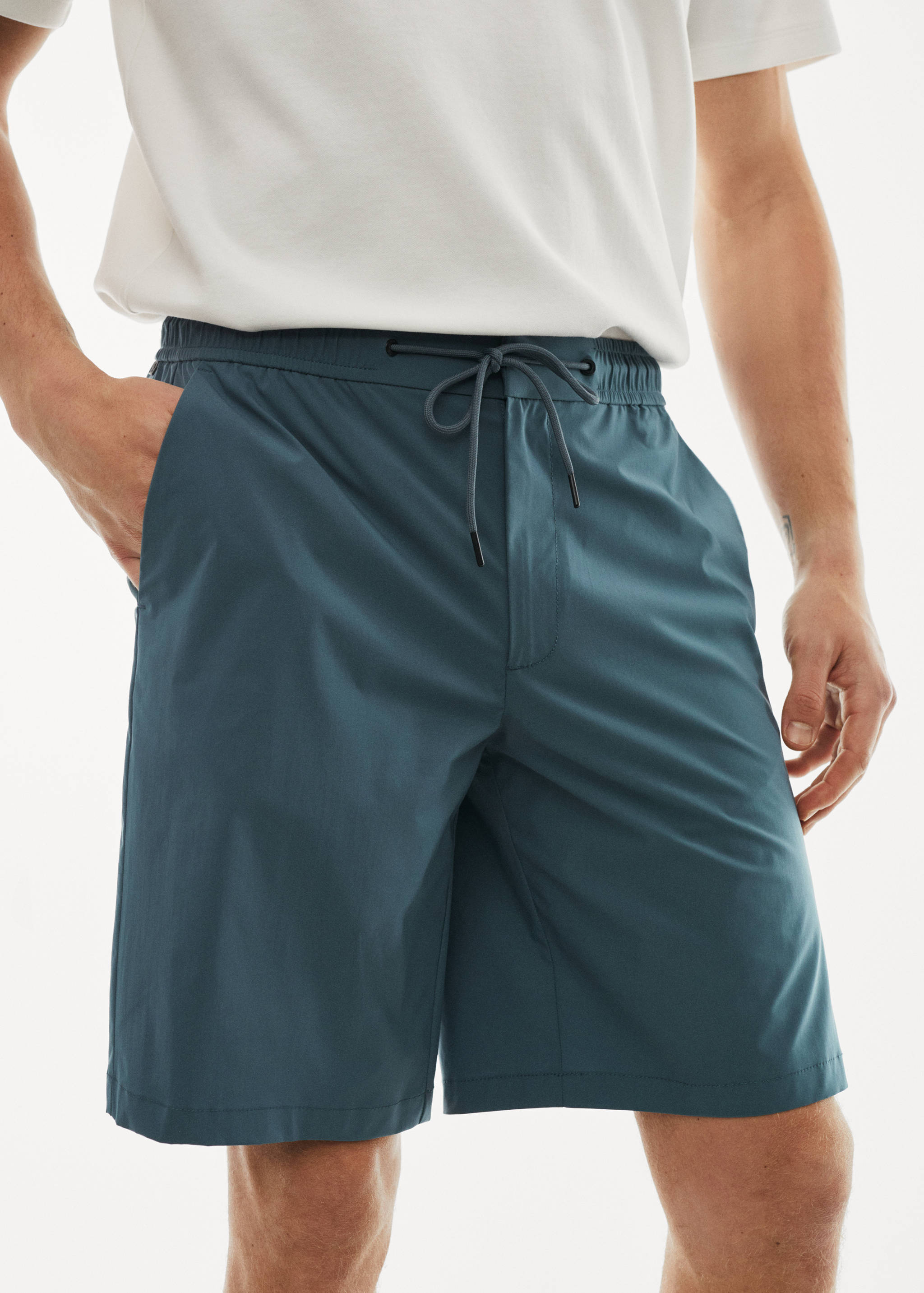 Water-repellent technical bermuda shorts - Details of the article 1