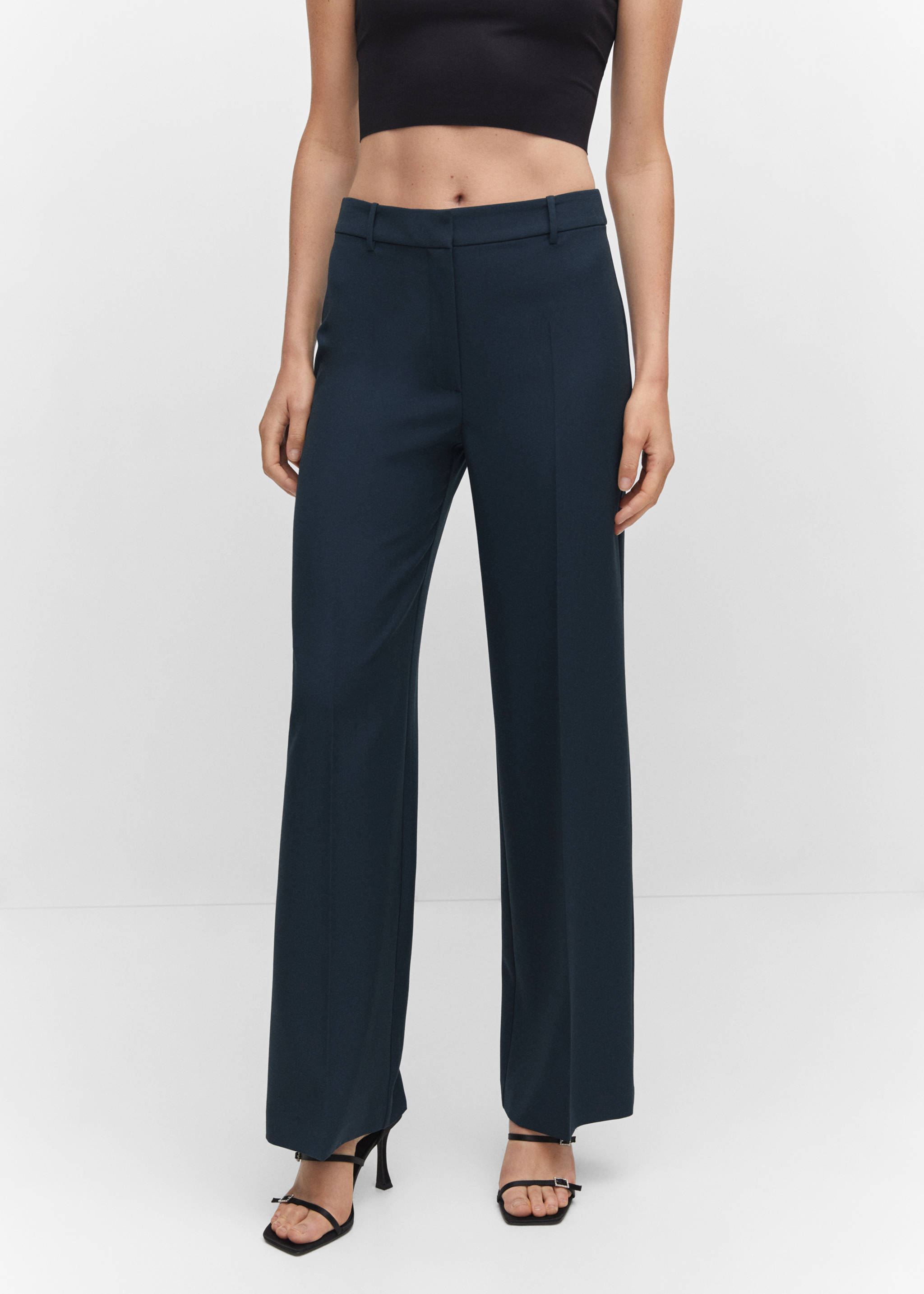 Прямые брюки с защипами - Средний план