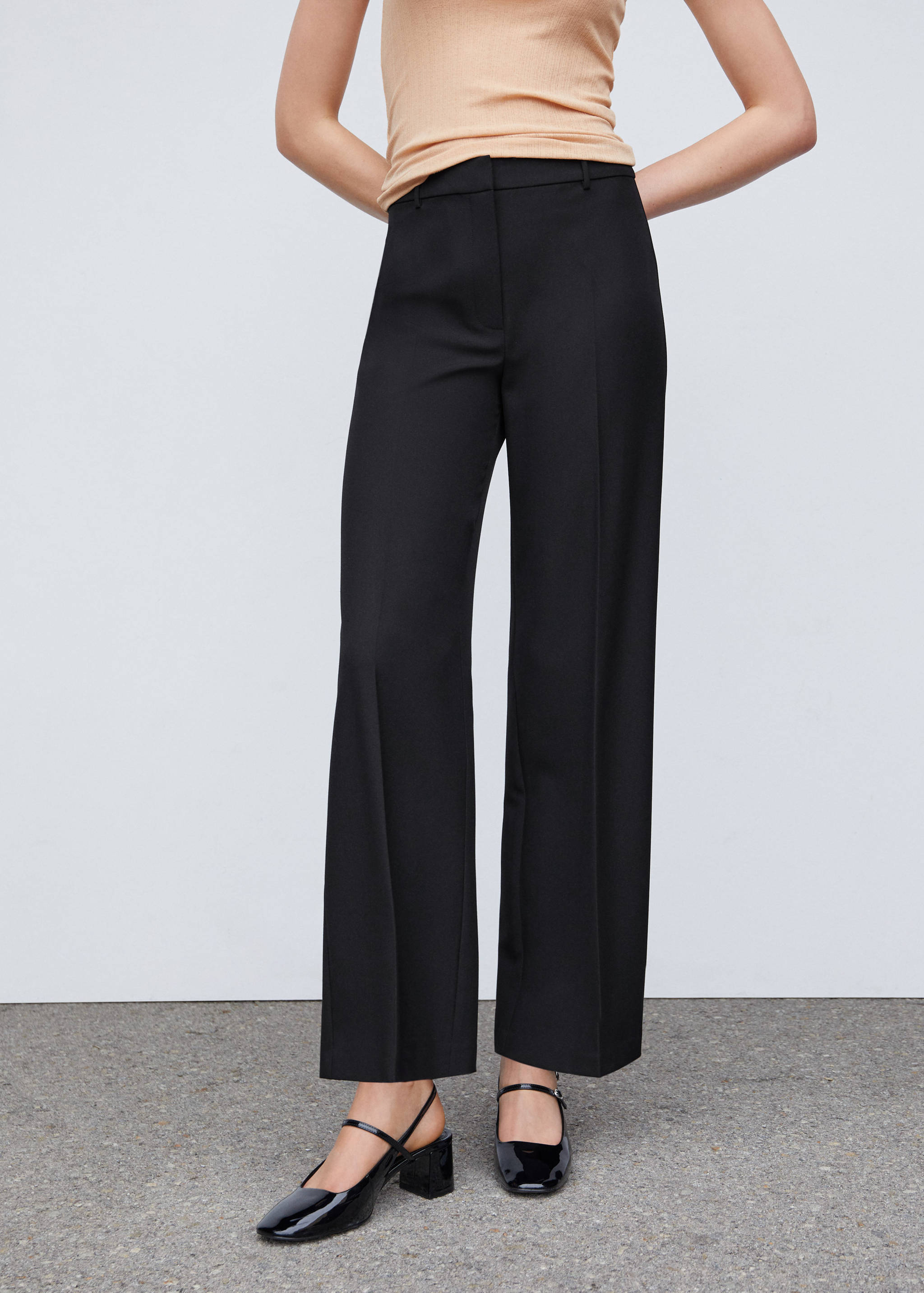 Прямые брюки с защипами - Средний план